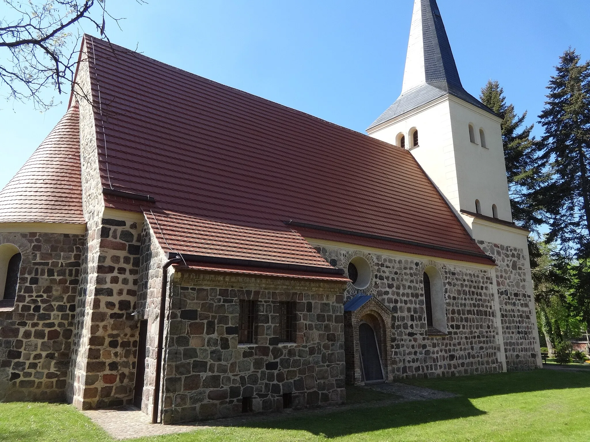 Photo showing: Die im Ursprung romanische Dorfkirche Siethen entstand im späten 13. oder frühen 14. Jahrhundert als Rechteckbau mit nachträglich angebauter Apsis. Im Innern befindet sich eine qualitätsvolle Ausstattung mit Kanzel, Altarretabel sowie Wappenschildern.