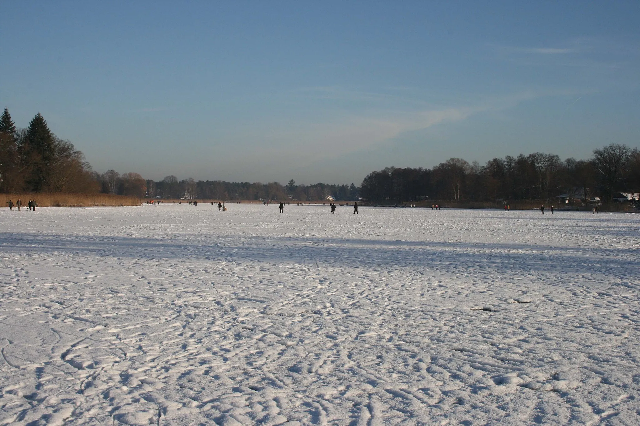 Photo showing: Frozen lake "Falkenhagener See" in Falkensee near Berlin. View towards west.