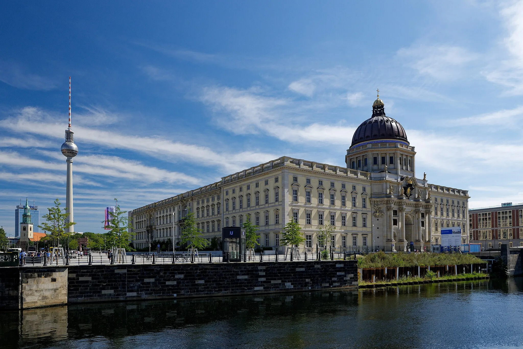 Photo showing: Berlin Palace and Television Tower (August 2023)