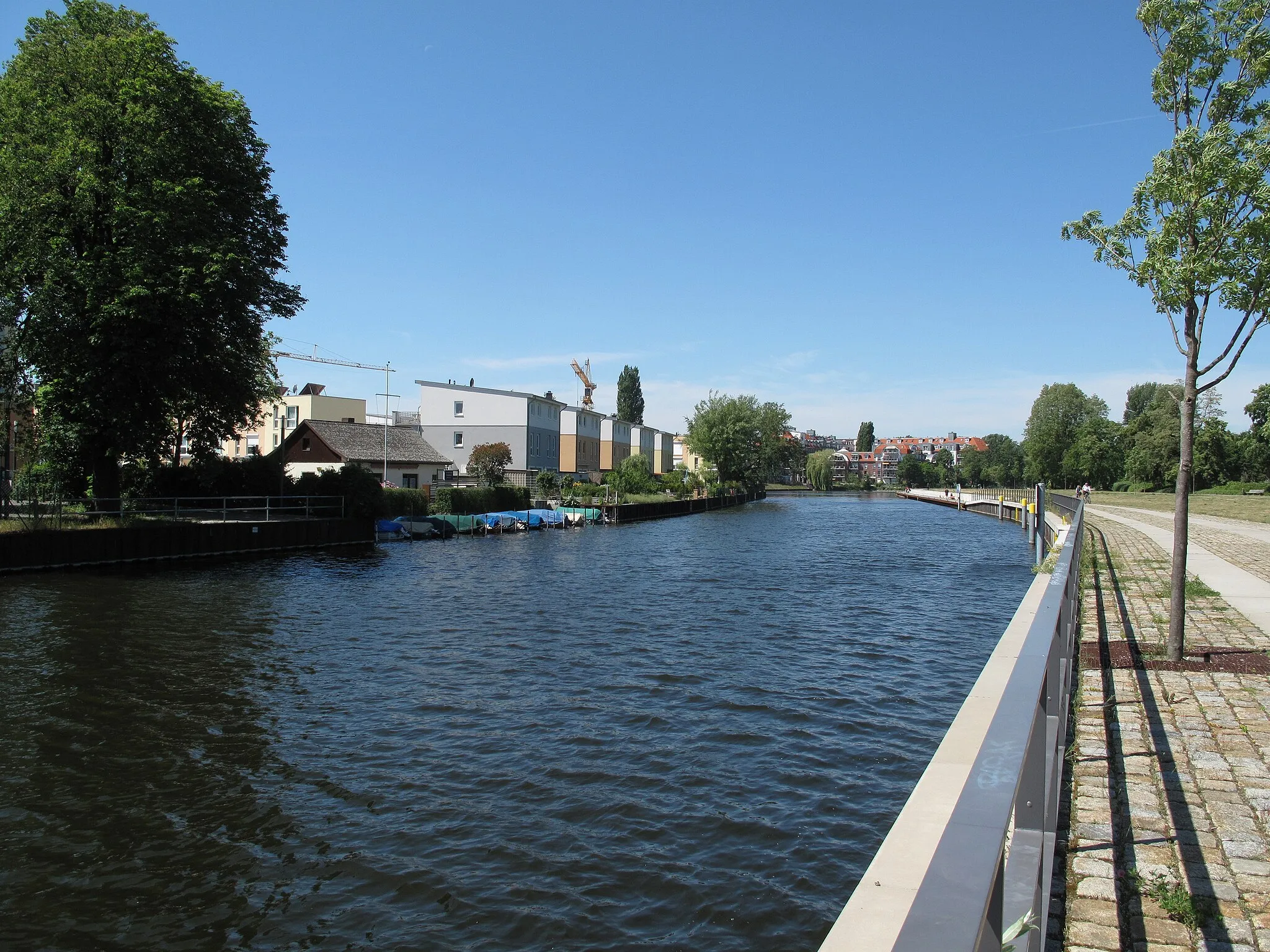 Photo showing: Row houses at the southern bank of the Nordhafen Spandau. The Nordhafen Spandau (north harbour Spandau) is a branch canal of the river Havel and a former inland harbour in Berlin, Borough Spandau, locality Hakenfelde.
