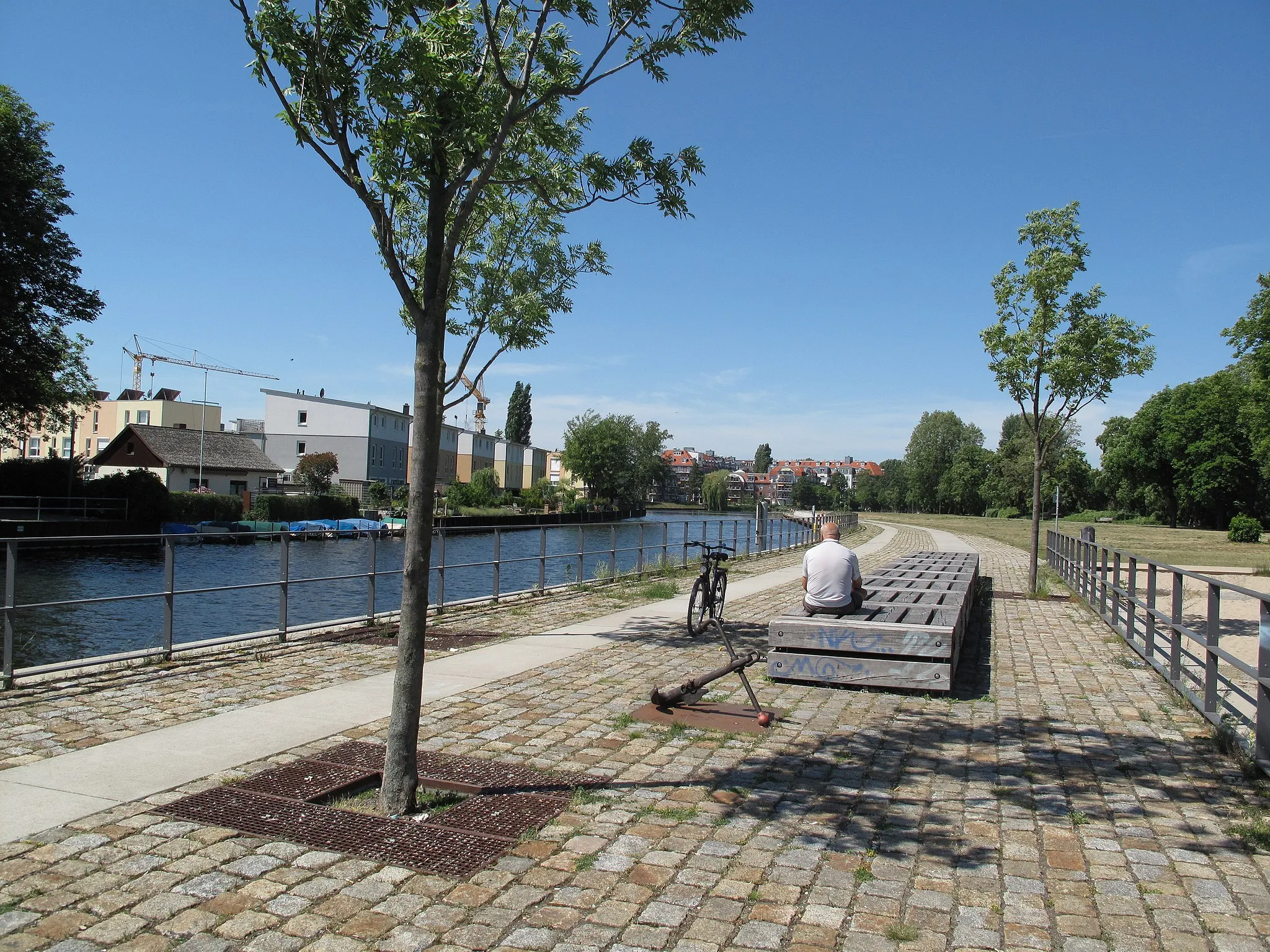 Photo showing: Row houses at the southern bank of the Nordhafen Spandau. The Nordhafen Spandau (north harbour Spandau) is a branch canal of the river Havel and a former inland harbour in Berlin, Borough Spandau, locality Hakenfelde.