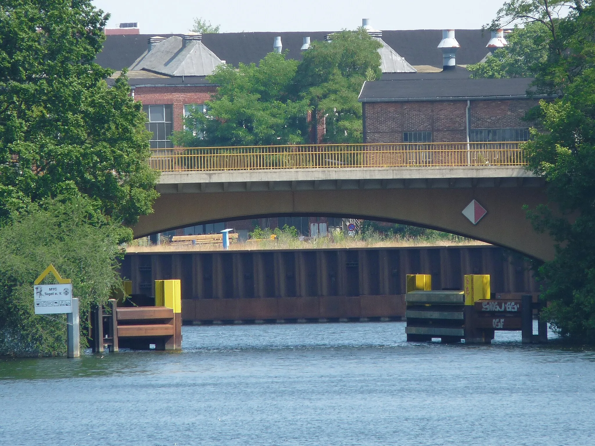 Photo showing: Road bridge crossing way in of former Borsighafen (Borsig harbour), viewing from Tegeler See in Berlin