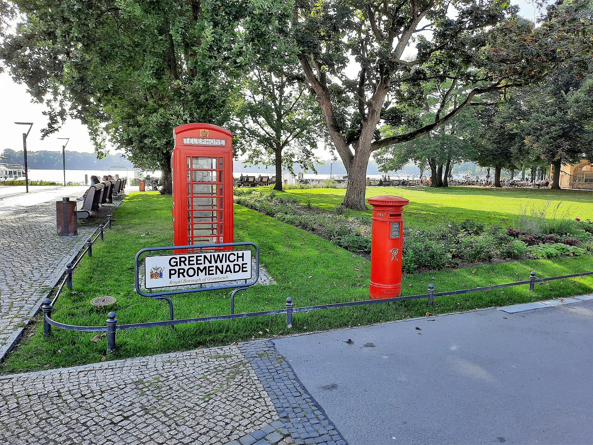 Photo showing: Tegel Greenwichpromenade Telefonzelle und Briefkasten