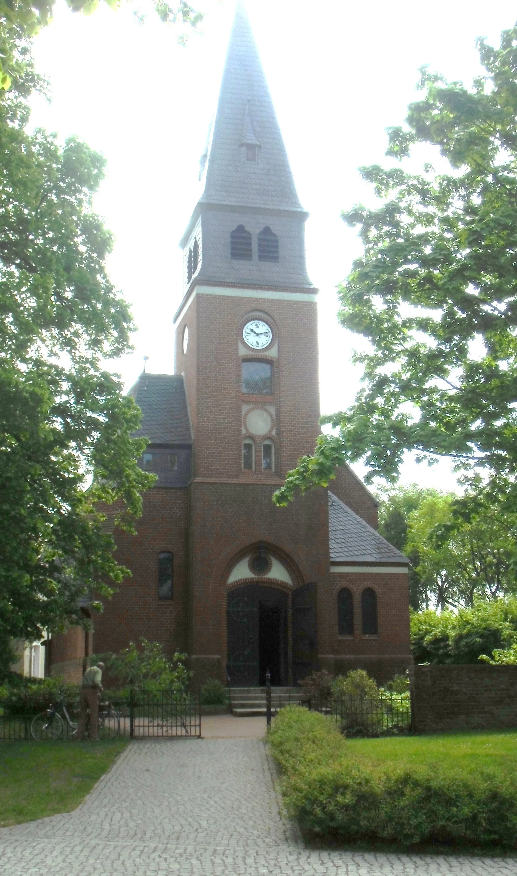 Photo showing: Dorfkirche Schildow von der Breiten Straße gesehen, 1896-1897 als Backsteinbau im neugotischen Stil errichtet, eingetragen unter Nr. 10 der Liste der Baudenkmale in Mühlenbecker Land