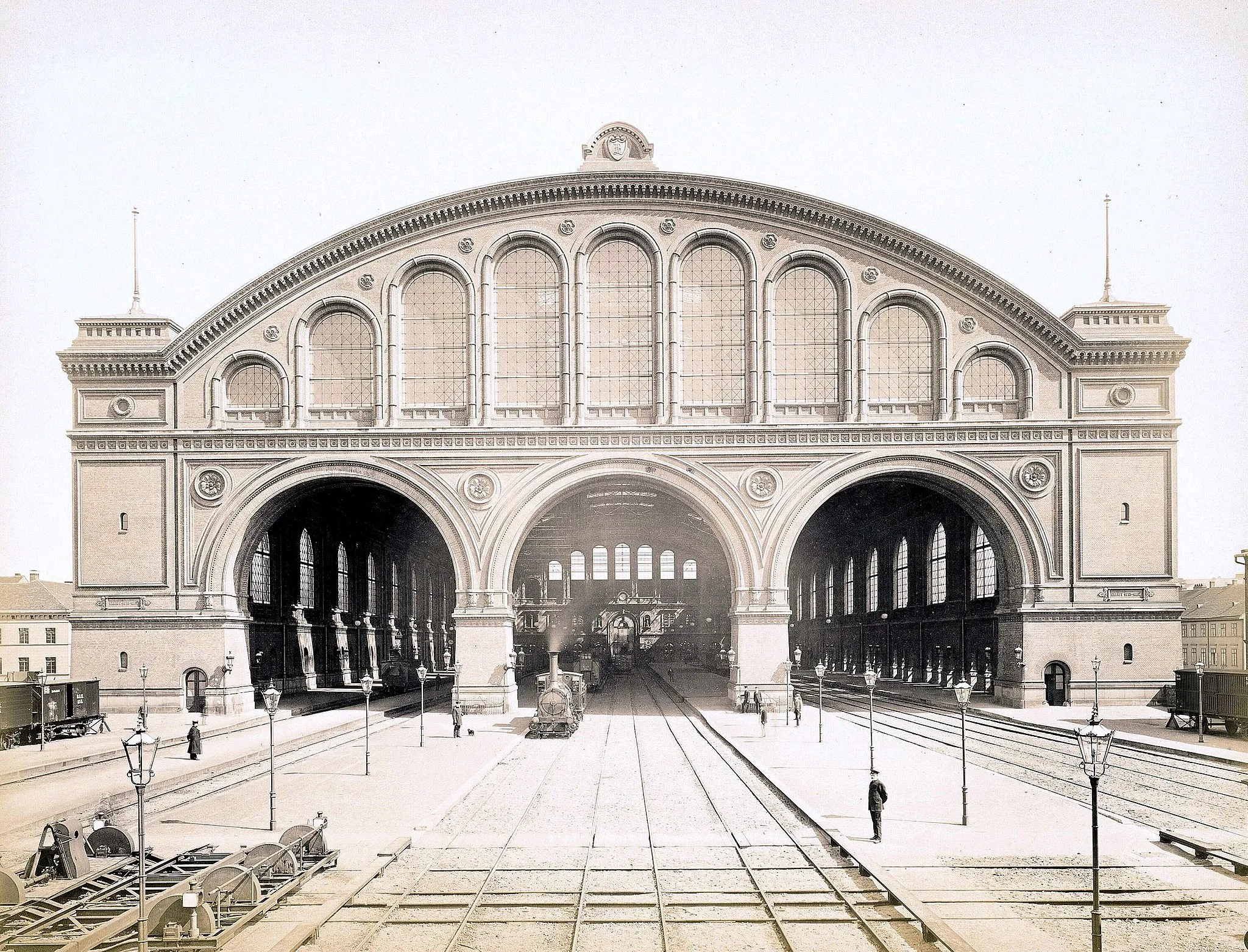 Photo showing: Anhalter Bahnhof, Südfassade und Bahnsteige