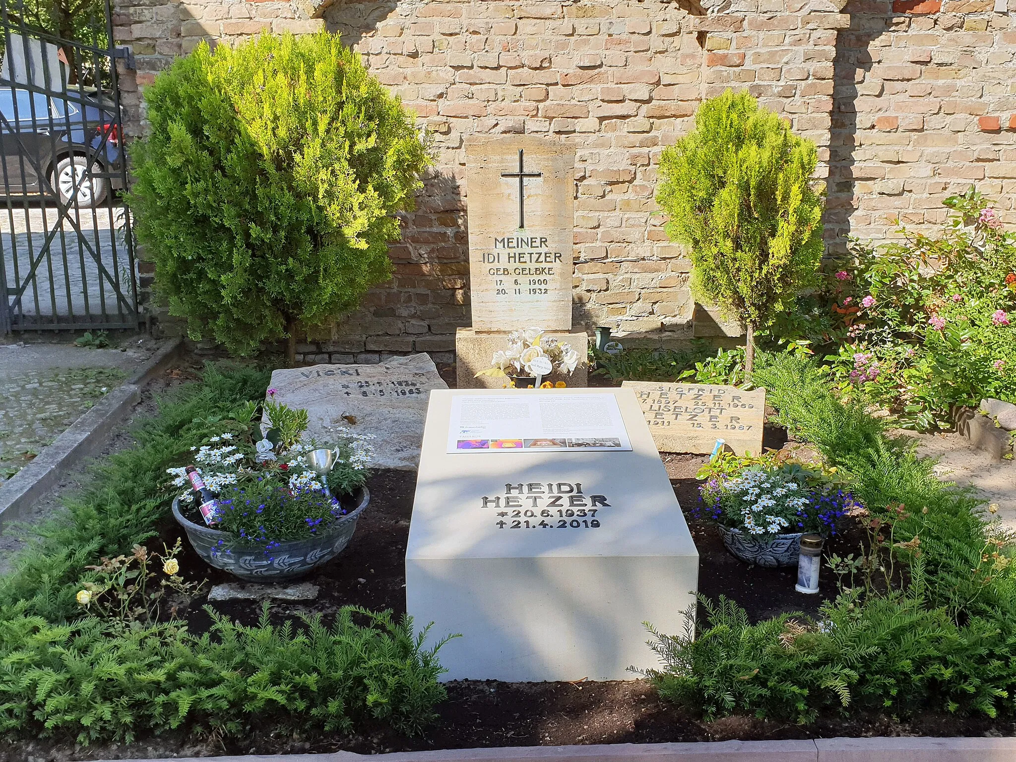 Photo showing: Grave, Heidi Hetzer, Alt-Gatow 32, Berlin-Gatow, Germany