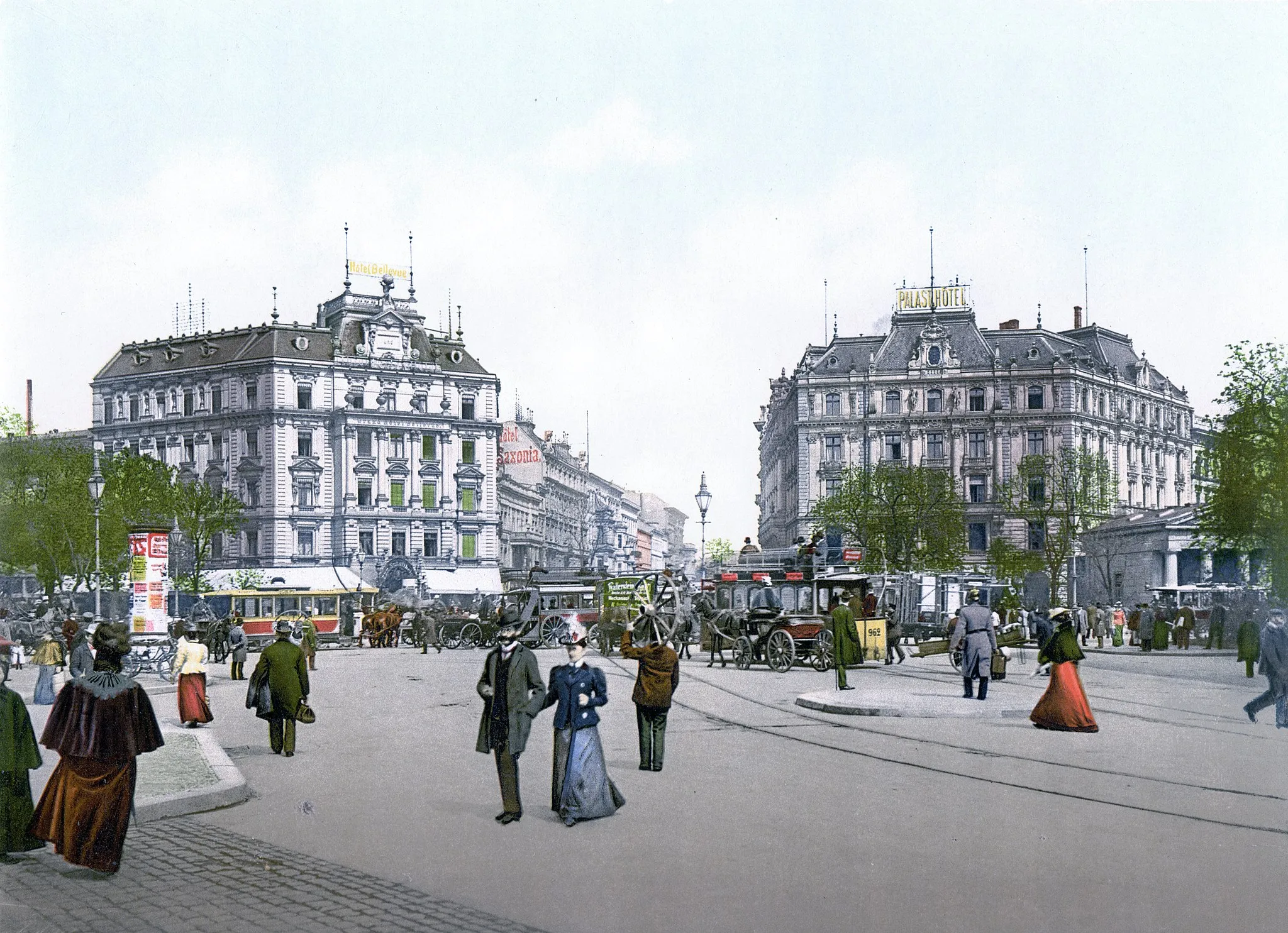 Photo showing: Berlin - Potsdam Square. Potsdamer Platz around 1900. The Grand Hotel Belle Vue and Palast Hotel stand either side of Königgrätzer Straße, which stretches away northwards towards the Brandenburg Gate. On the far right, one of Karl Schinkel's Doric temples (part of the former Potsdam Gate), can be seen at the entrance to Leipziger Platz.