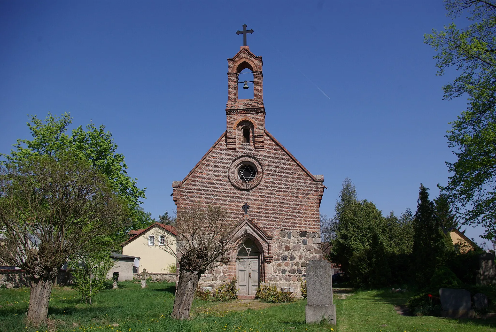 Photo showing: Schönefeld in Brandenburg. Die Kirche im Ortsteil Rotberg. Die Kirche ist ein geschütztes Denkmal.