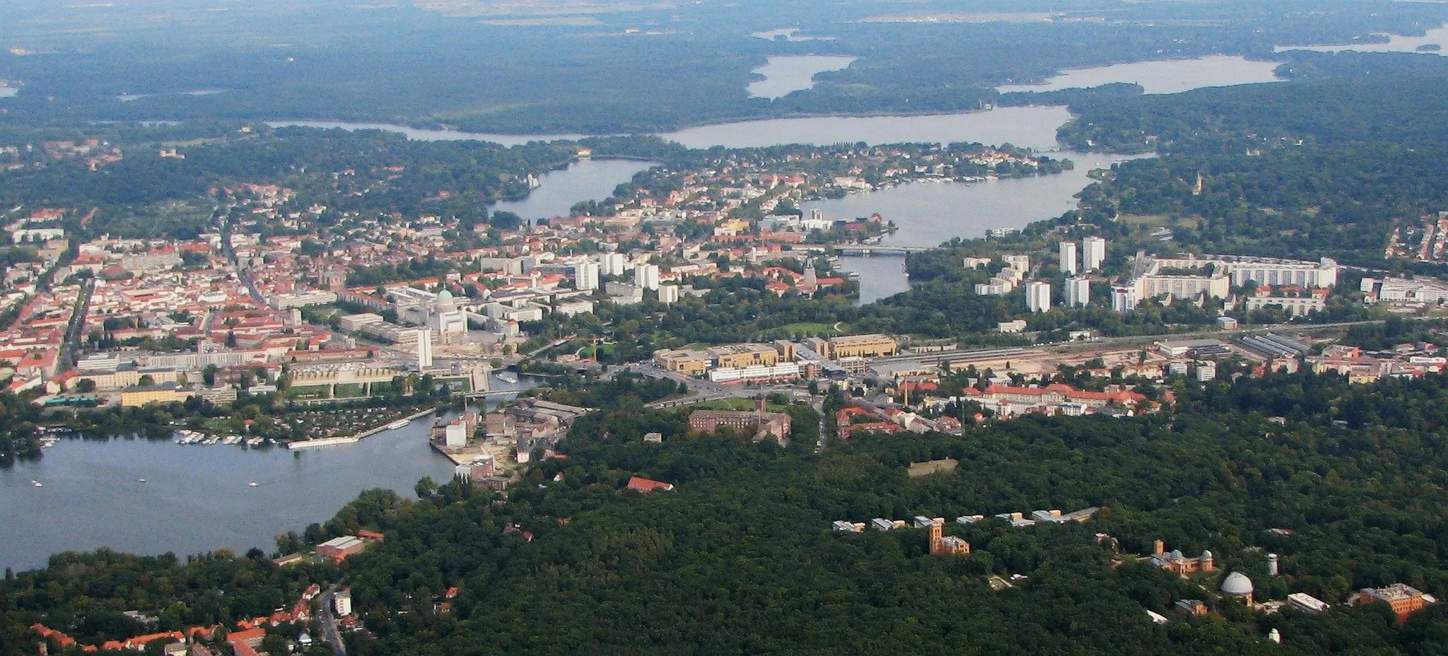 Photo showing: Die Landeshauptstadt von Brandenburg ist Potsdam - Luftbild Potsdam: im Vordergrund Leibniz-Institut für Astrophysik Potsdam, mittig der Landtag Brandenburg und der Hauptbahnhof mit Potsdam Center Nord, links das Zentrum.