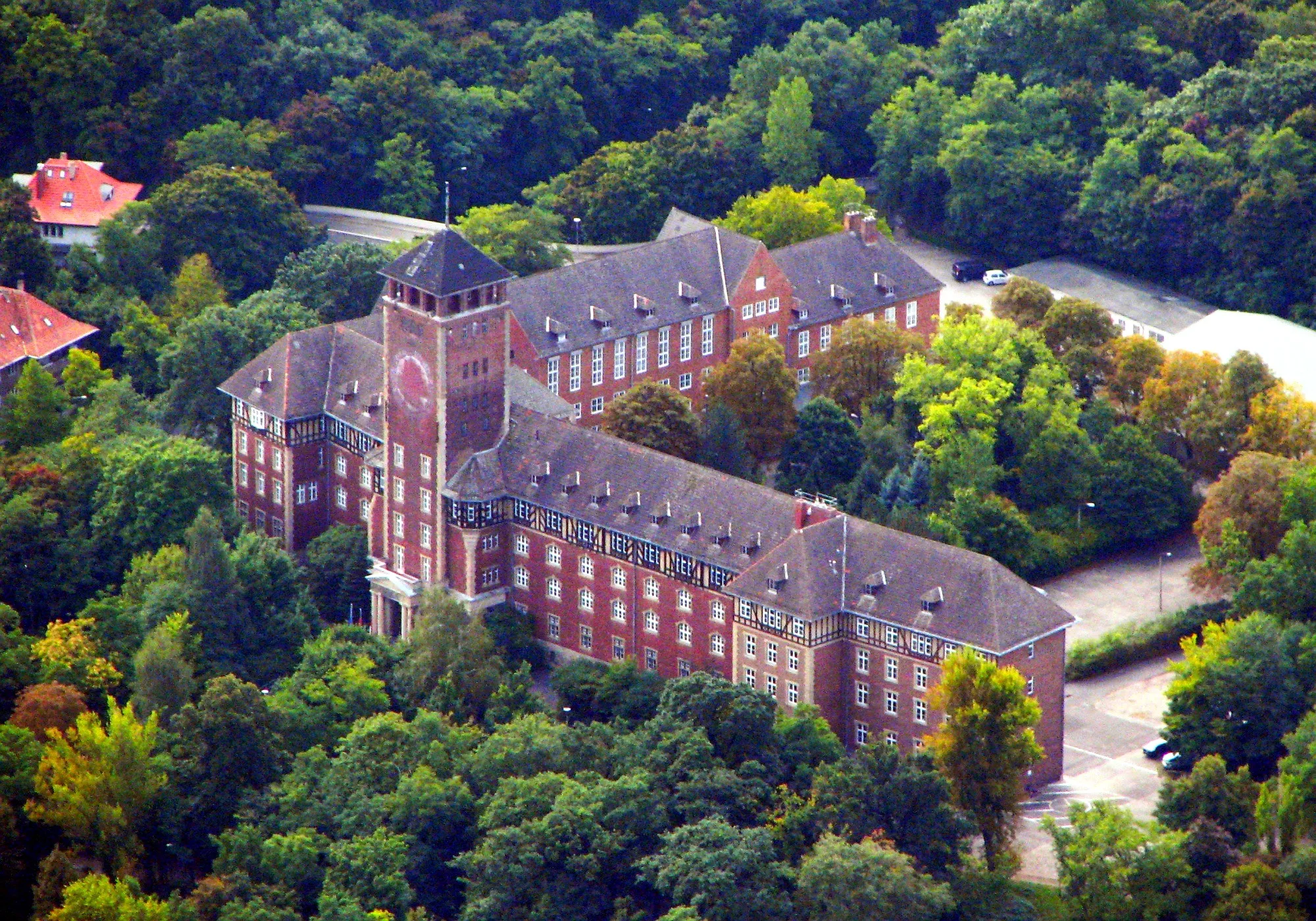 Photo showing: Die „Reichskriegsschule“ auf dem Brauhausberg in Potsdam wurde 1902 erbaut, von 1919 bis 1945 Sitz des Reichsarchivs bzw. des Heeresarchivs. Von 1948 bis 1990 war hier die SED-Bezirks- und Kreisleitung Potsdam untergebracht, von 1991 bis 2013 der Brandenburgische Landtag.