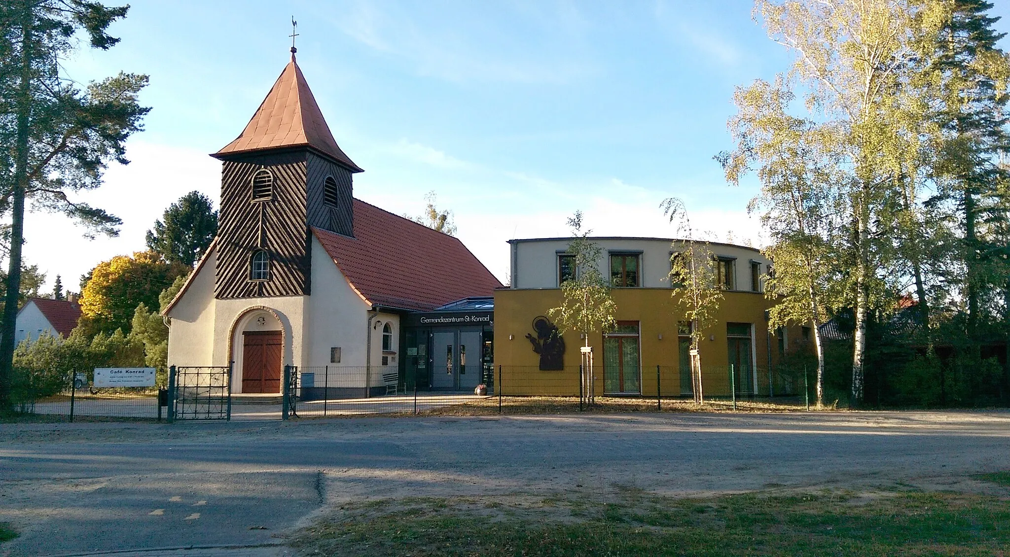 Photo showing: South-eastern view of Catholic St.Conrad church in Falkensee municipality, Havelland district, Brandenburg state, Germany