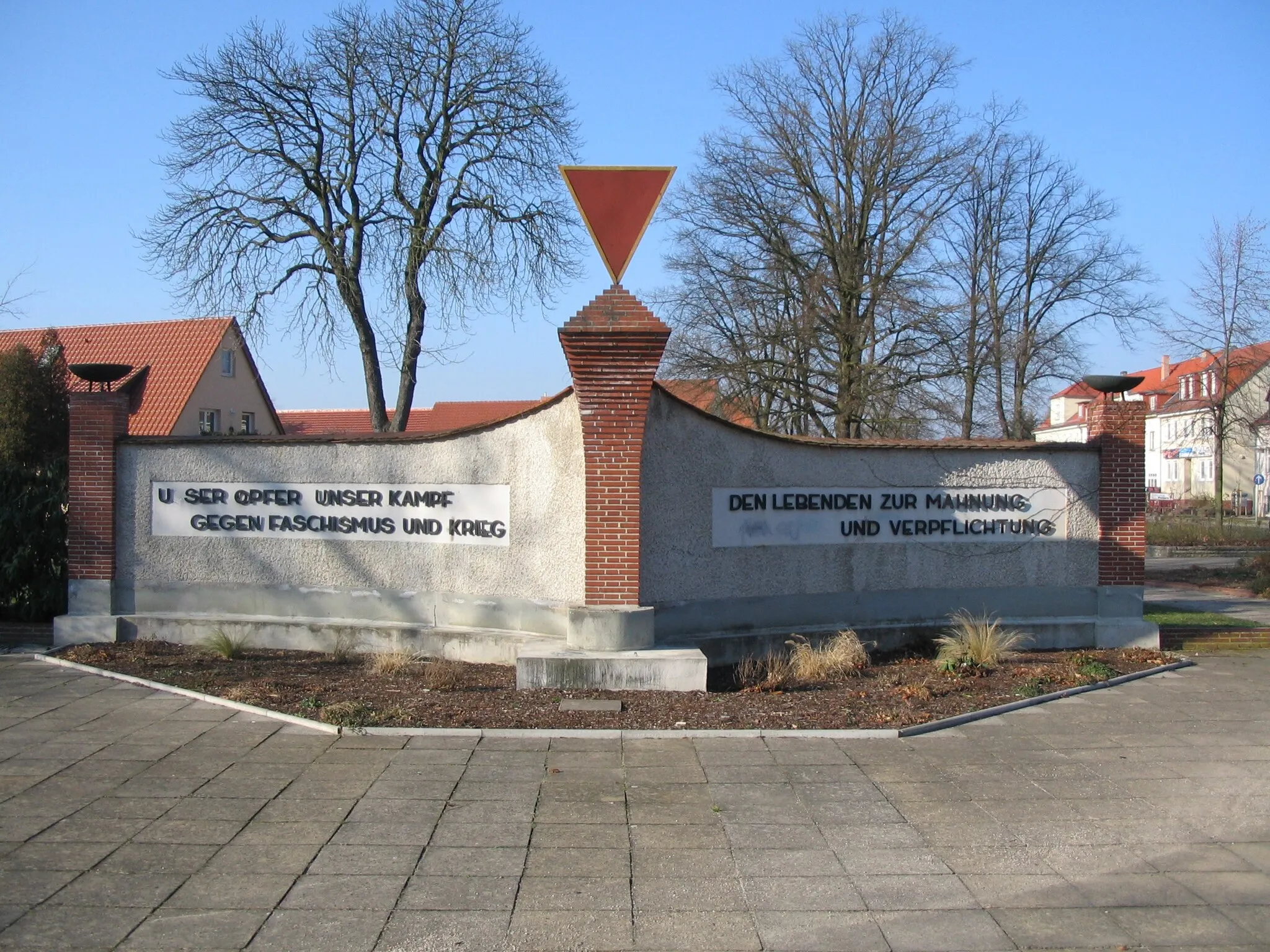 Photo showing: Memorial in Falkensee. Translated inscription: "Our sacrifice, our struggle against fascism and war – the living for appeal and engagement"