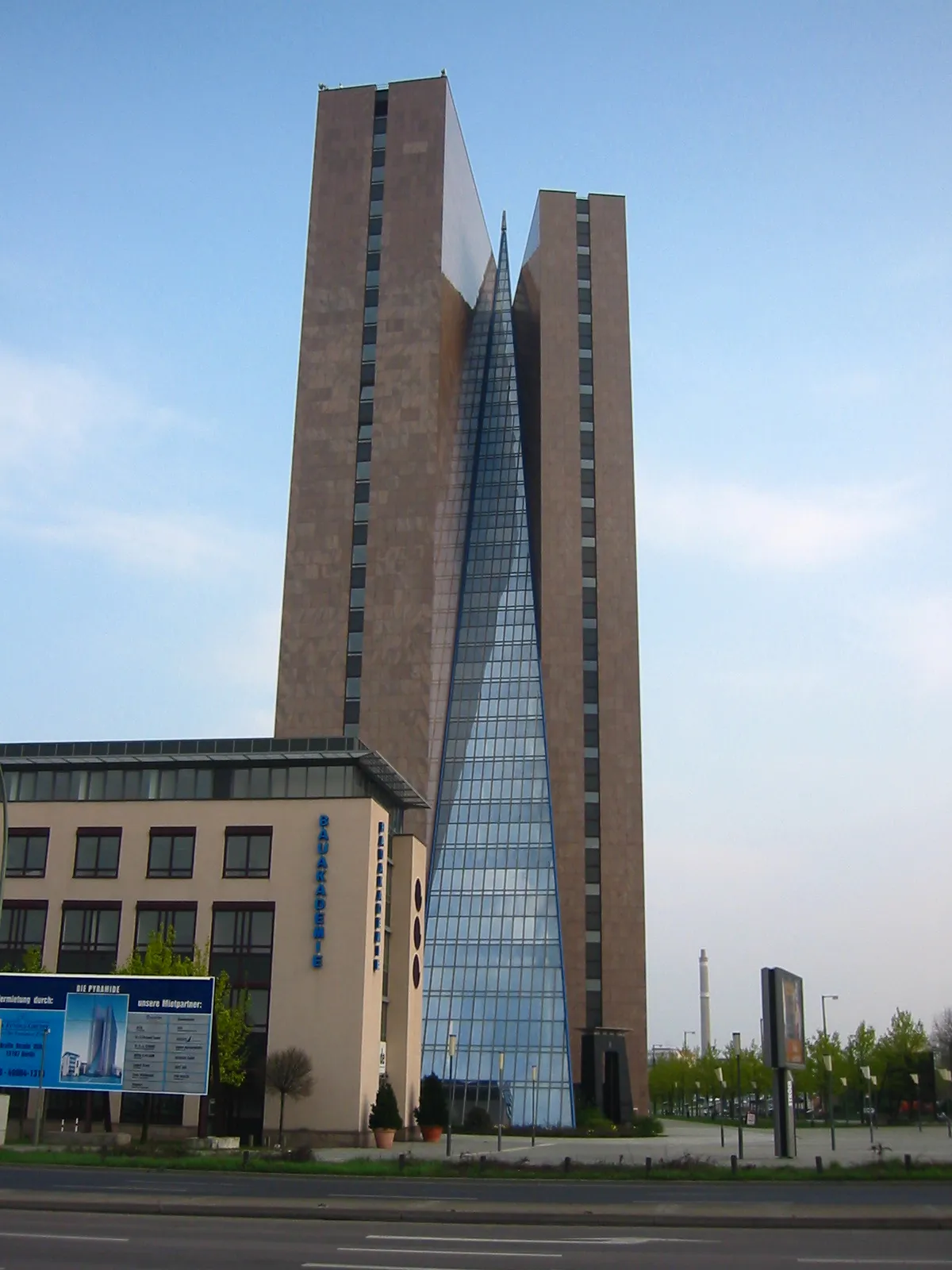 Photo showing: the high-rise building Die Pyramide in Berlin-Marzahn - view from north