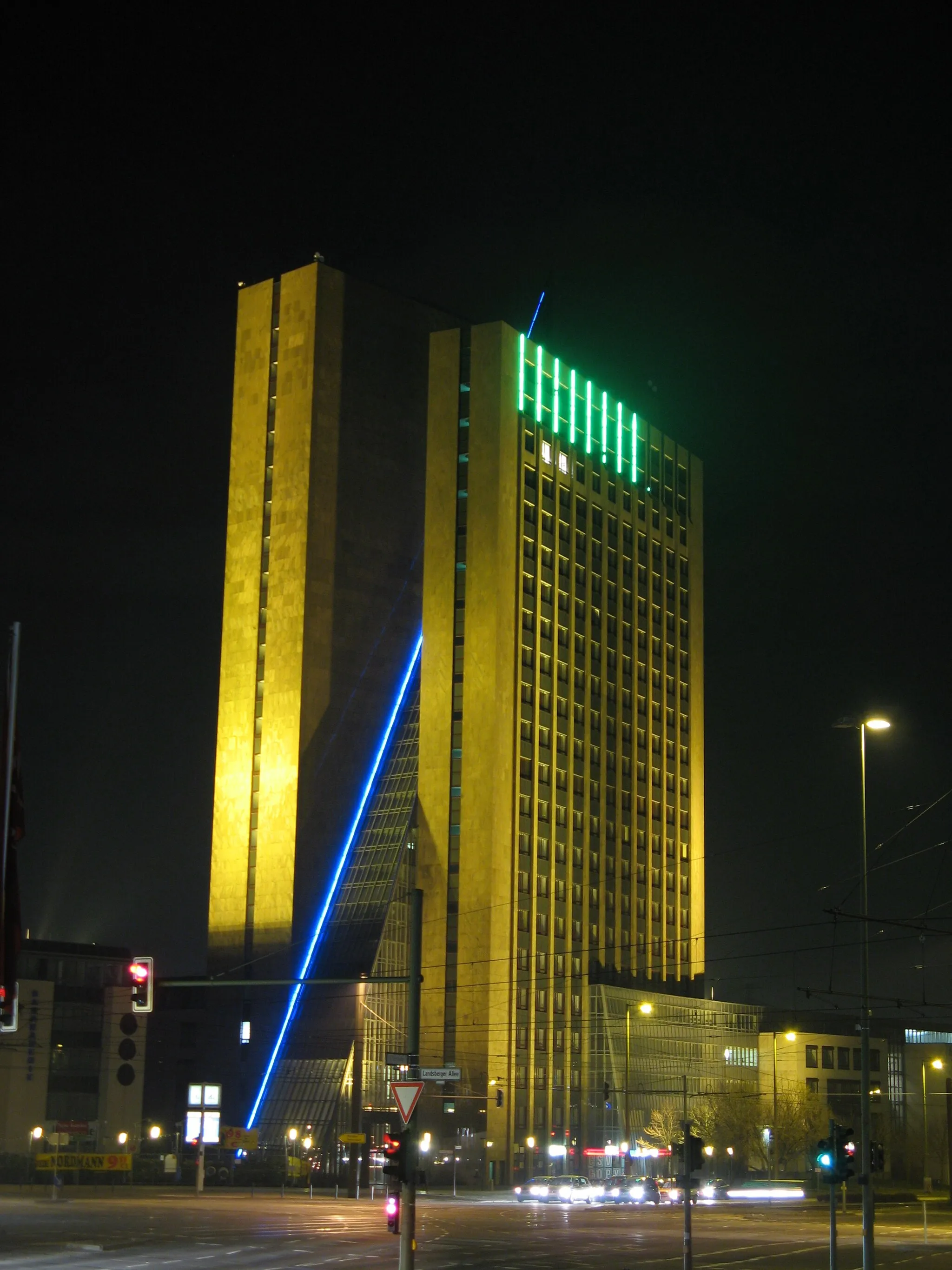 Photo showing: the high-rise building Die Pyramide in Berlin-Marzahn - view from north-west at 20:02:50