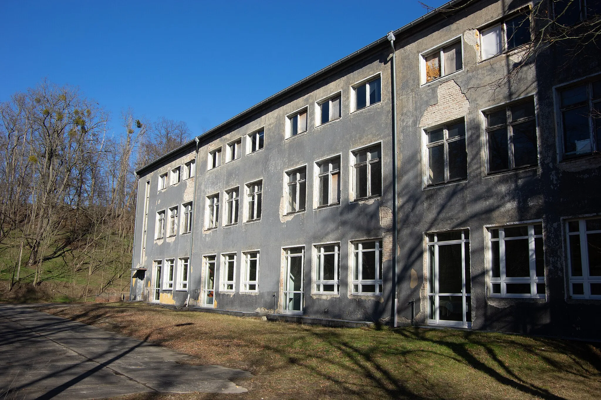 Photo showing: Trebbin in Brandenburg. Im Ortsteil befindet sich die Friedensstadt Weißenberg. Diese steht unter Denkmalschutz.Gegründet wurde die Stadt im Jahre 1920. 1938 vertrieb die Waffen-SS die Einwohner. Nach dem 2. Weltkrieg wohnten hier sowjetische Truppen. Heute gehört die Siedlung wieder der Johanniskirche.