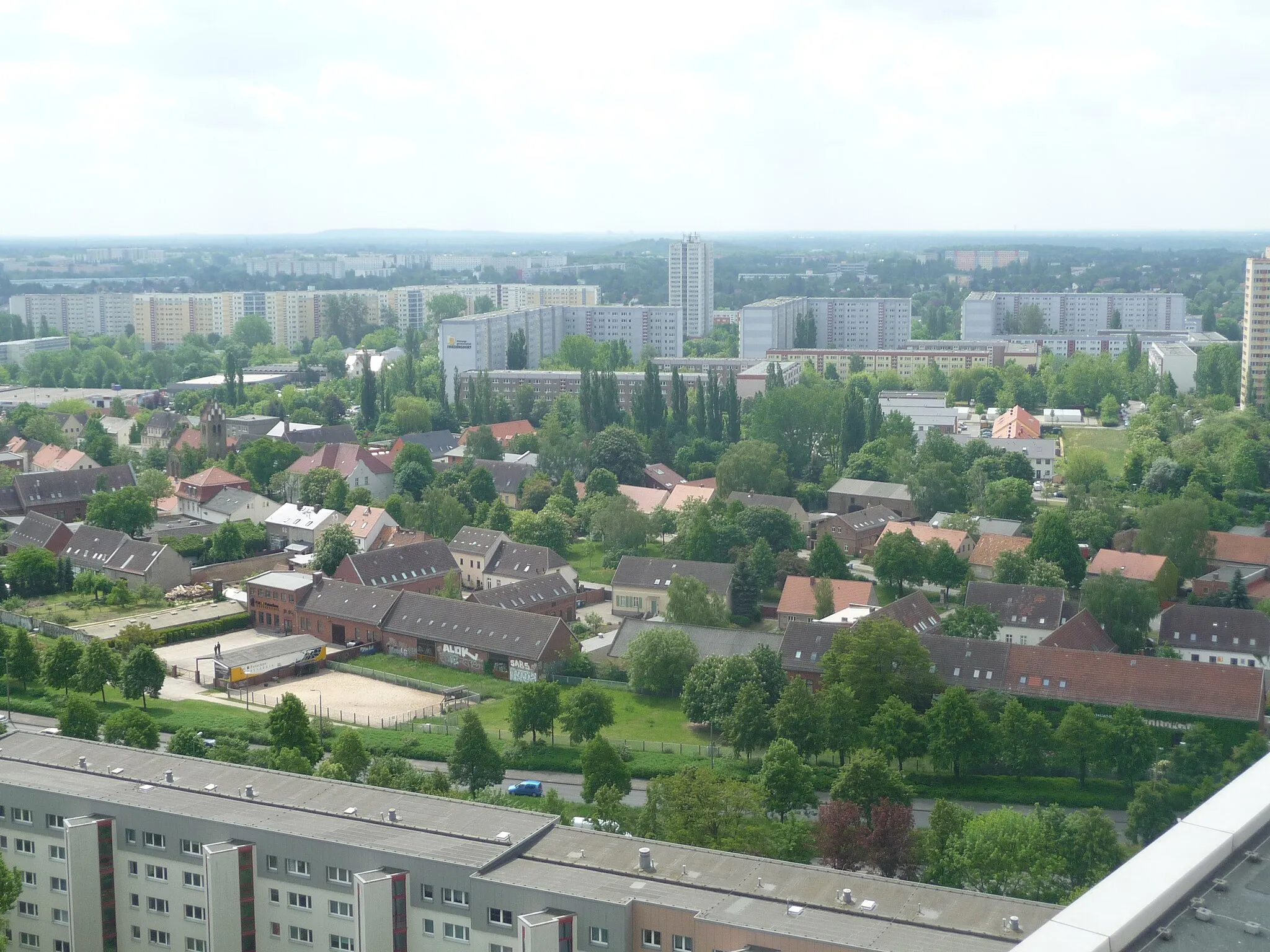 Photo showing: Alt-Marzahn vom Skywalk aus gesehen