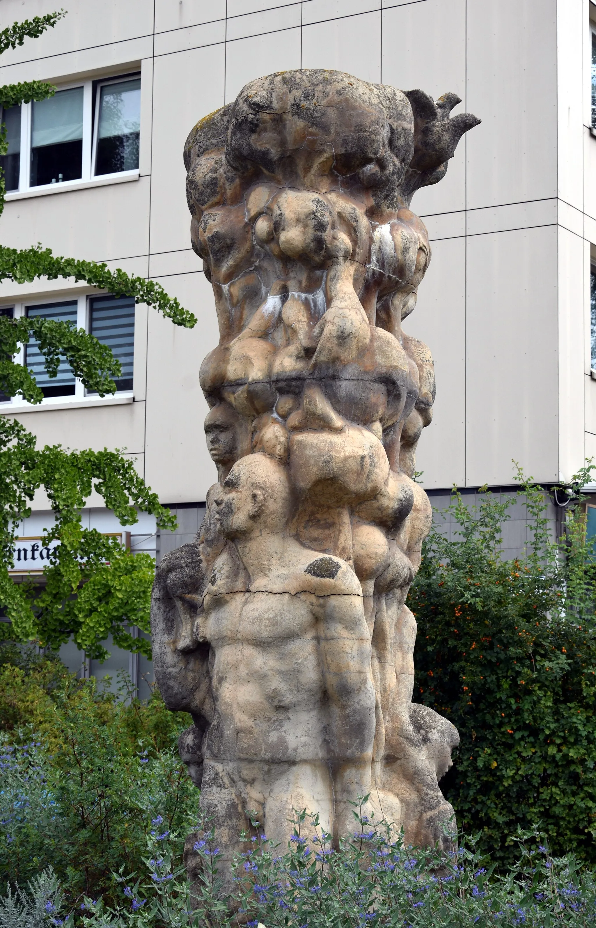 Photo showing: Sculpture "Familie und Natur" by Lothar Rechtacek at Raoul-Wallenberg-Straße/Landsberger Allee in Berlin-Marzahn, Germany.