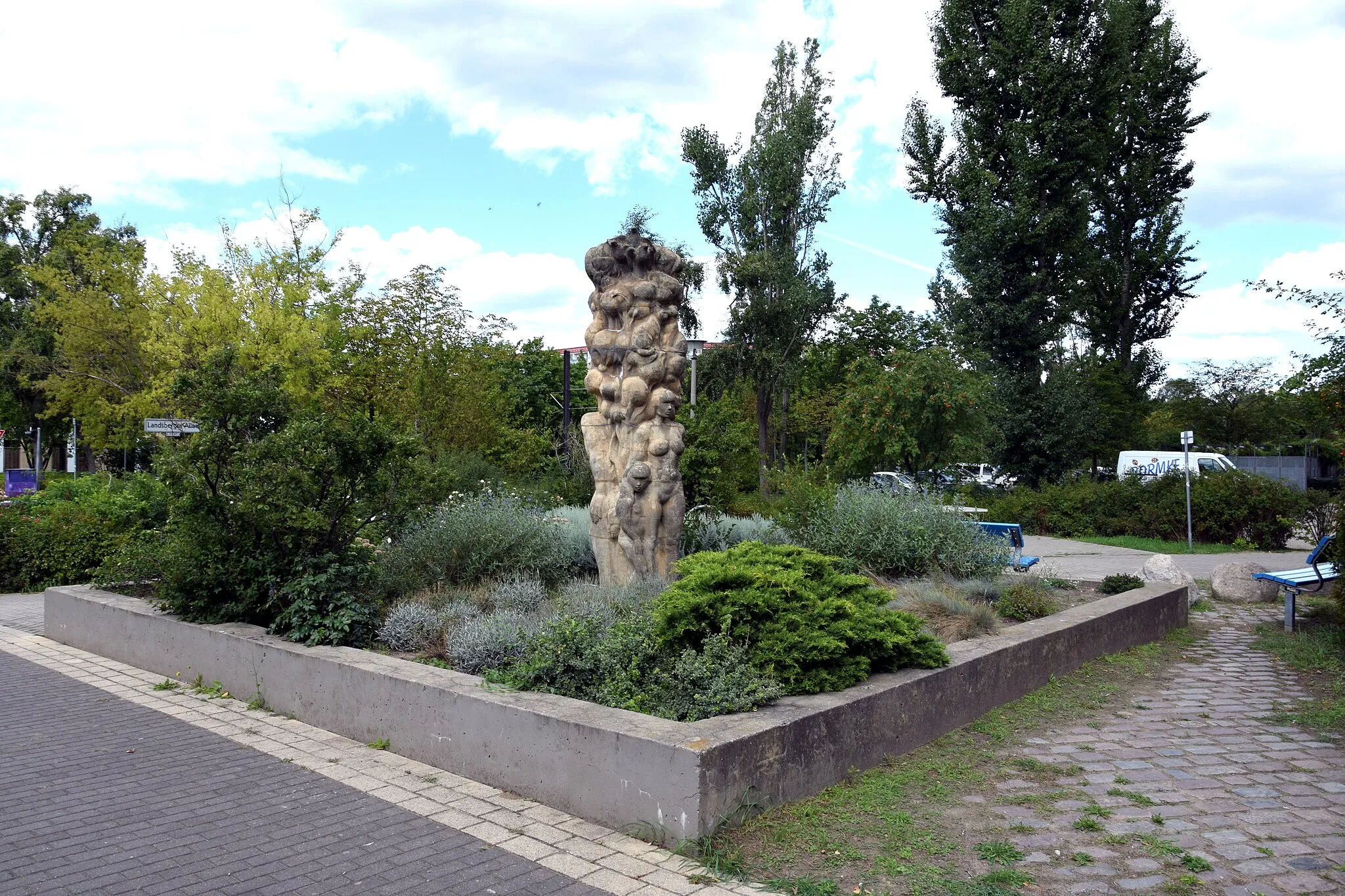 Photo showing: Sculpture "Familie und Natur" by Lothar Rechtacek at Raoul-Wallenberg-Straße/Landsberger Allee in Berlin-Marzahn, Germany.