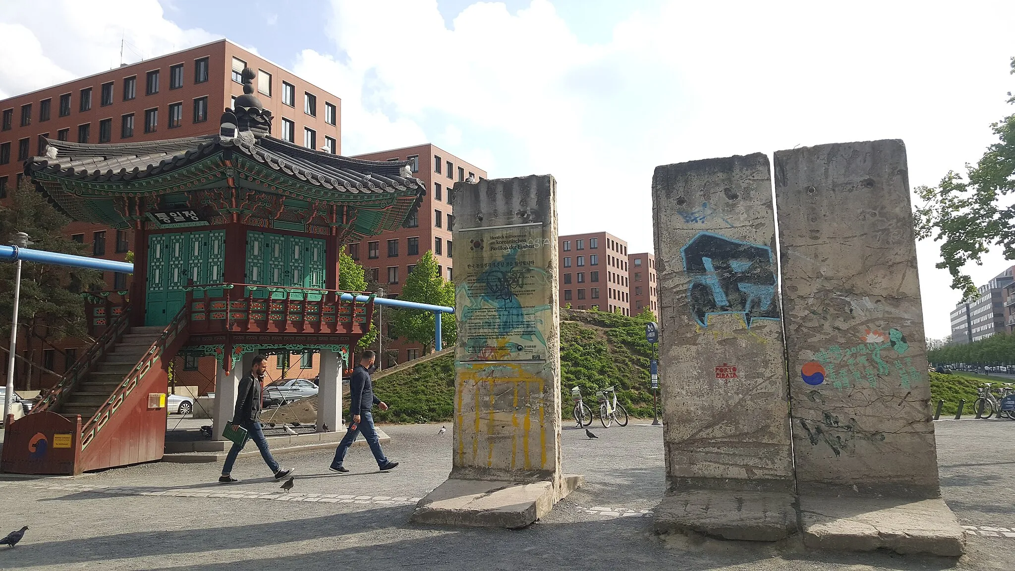 Photo showing: Pavilion for the unification of Korea with walls