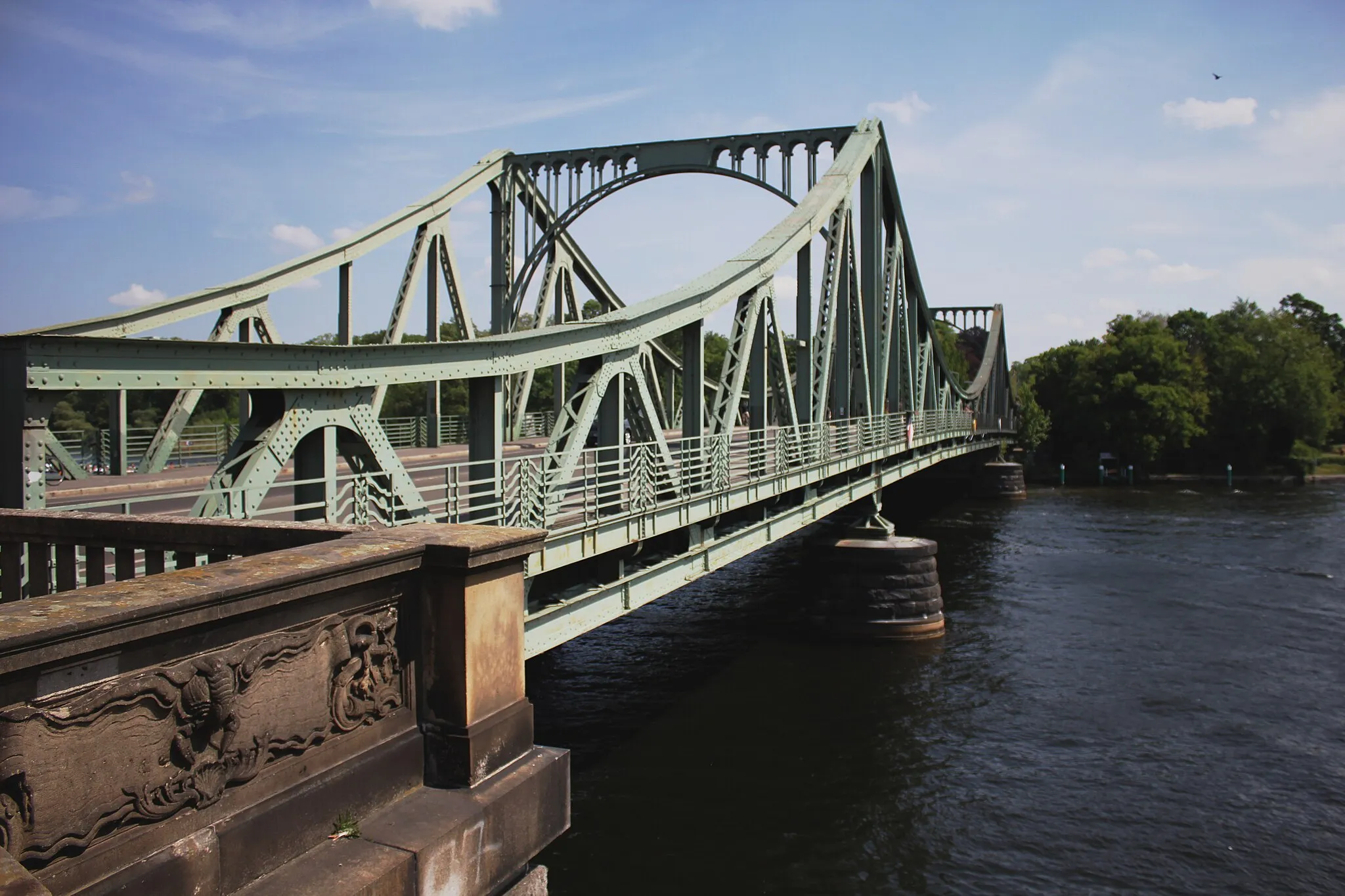 Photo showing: this picture shows the Glienicke bridge. It was taken standing on the Potsdam water's edge looking towards Berlin