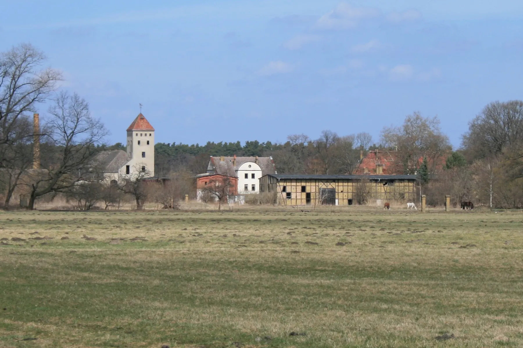 Photo showing: Land Brandenburg; Landkreis Havelland. Schönwalde-Glien, Wansdorf Wansdorfer Dorfstraße 20-24. Baudenkmal: Gutsanlage mit Altem Gutshaus, rechtem Stallgebäude, linkem Stallgebäude, linkem Nebengebäude, Scheune, äußerem rechten Stallgebäude, Brennerei, Waage und Verwaltungsgebäude