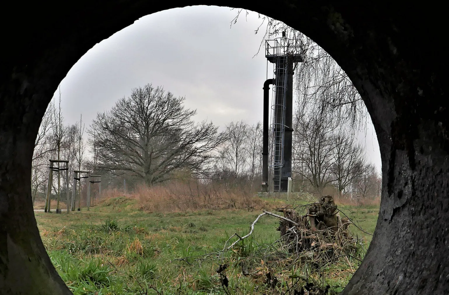 Photo showing: Aus einem Abwasserrohr auf das Standrohr der Rieselfelder bei Großbeeren - Industriedenkmal aus dem 19.Jhdt. 
Berlin verdankt James Hobrecht und Rudolf Virchow ein fortschrittliches Abwassersystem, das dazu beigetragen hat, die Gesundheit der Bevölkerung zu verbessern und die Sterblichkeit zu verringern. 
z.B. die Zahl der Cholera- Toten von 10 pro Tausend auf 3 pro Tausend in wenigen Jahren.  Hobrecht hat mehr für Berlin getan als Schinkel und alle anderen Baumeister zusammen.
Das Abwassersystem funktioniert bis heute - allerdings sind die Rieselfelder durch moderne Kläranlagen ersetzt. 
Siehe dazu :

de.m.wikipedia.org/wiki/Berliner_Rieselfelder