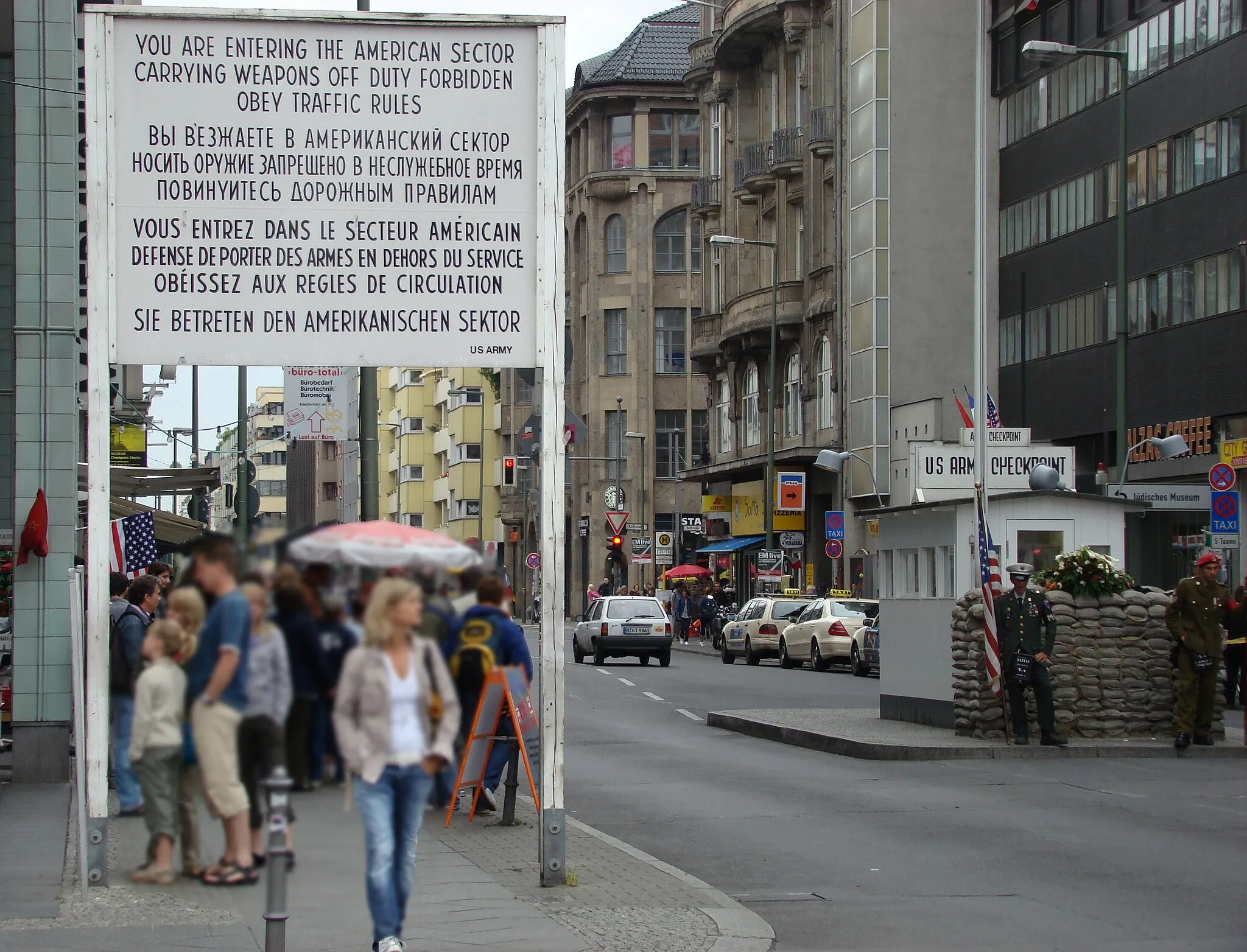 Photo showing: Checkpoint Charlie, Sicht in Richtung West-Berlin