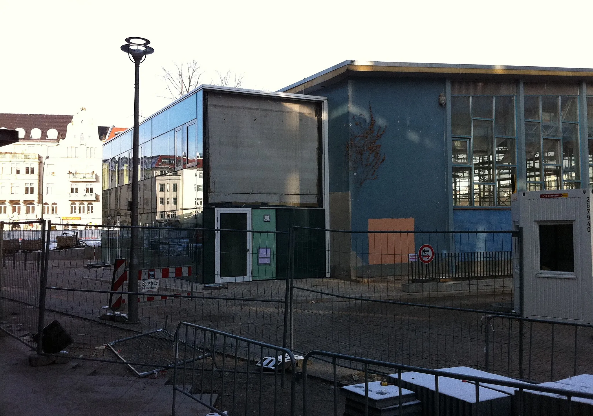 Photo showing: Part of the former frontier between West- and East-Berlin at Railwaystation “Friedrichstrasse”. "Tränenpalast" means "tears palace". After the revolution of 1989 and German reunification, the building was used as an event hall for concerts, parties, etc. In July 2006, the Palace of Tears was closed and then renovated. Here, the building was restored to the original state of 1962. Since September 2011, the former check-in hall of the border crossing point is used by the Bonn Haus der Geschichte der Bundesrepublik Deutschland as a branch office. With free entry there will be the permanent exhibition "GrenzErfahrungen. Everyday life of the German division" shown there.