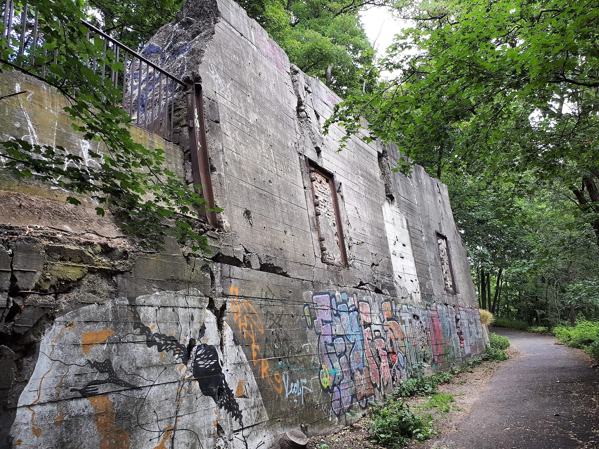 Photo showing: Gesundbrunnen Humboldthain Flakturm III L-Tower