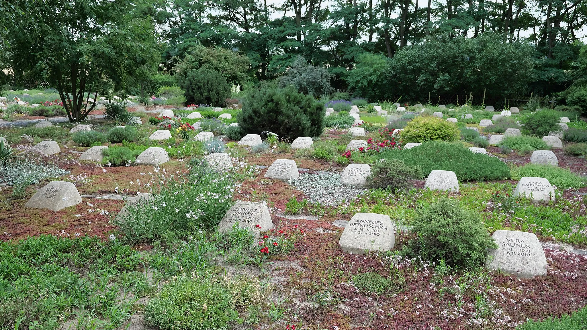 Photo showing: Grabsteine auf dem Friedhof der Johannischen Kirche in Glau, Trebbin, Brandenburg, Deutschland