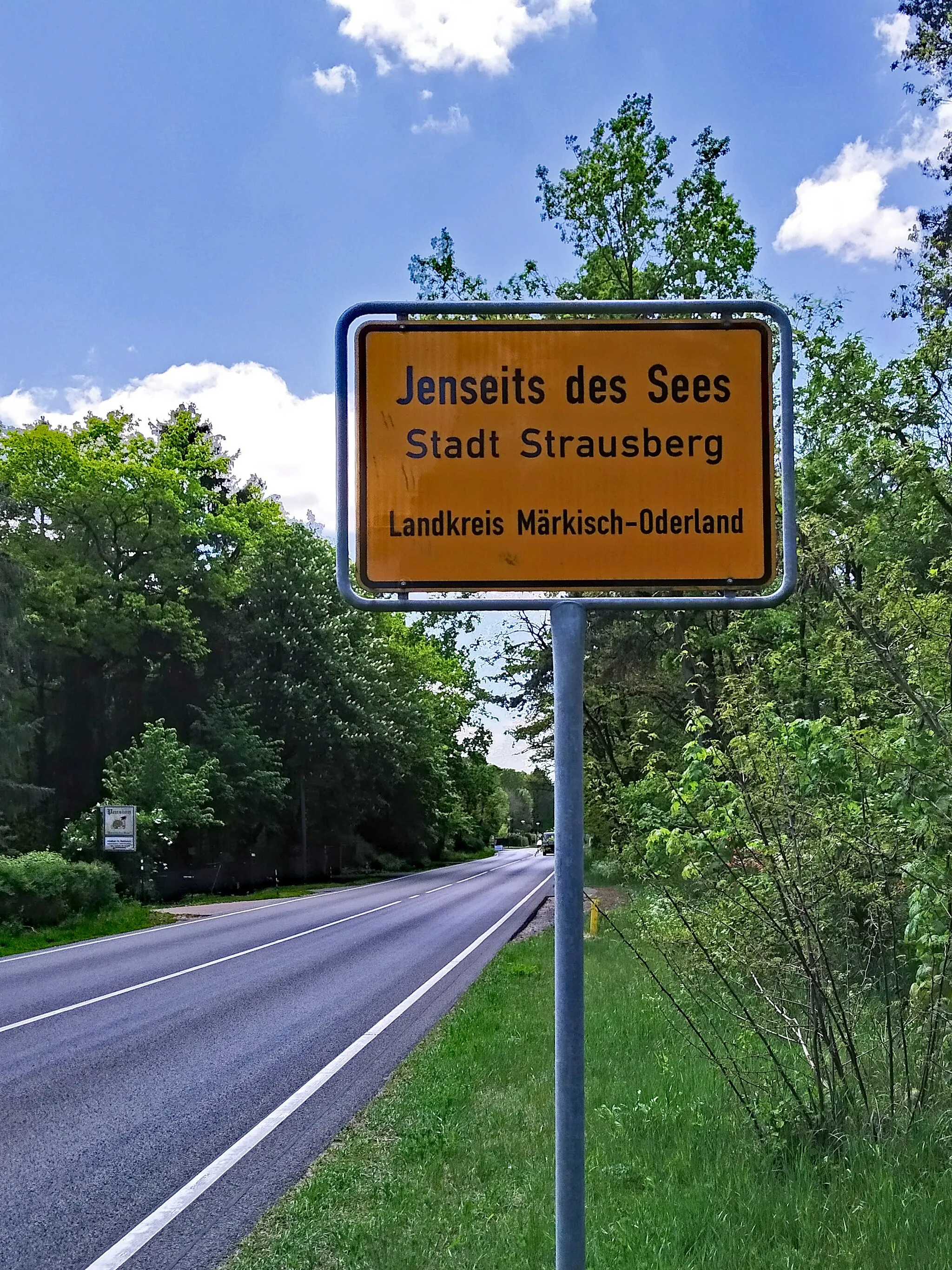 Photo showing: Ortseingangsschild Strausberg Jenseits des Sees