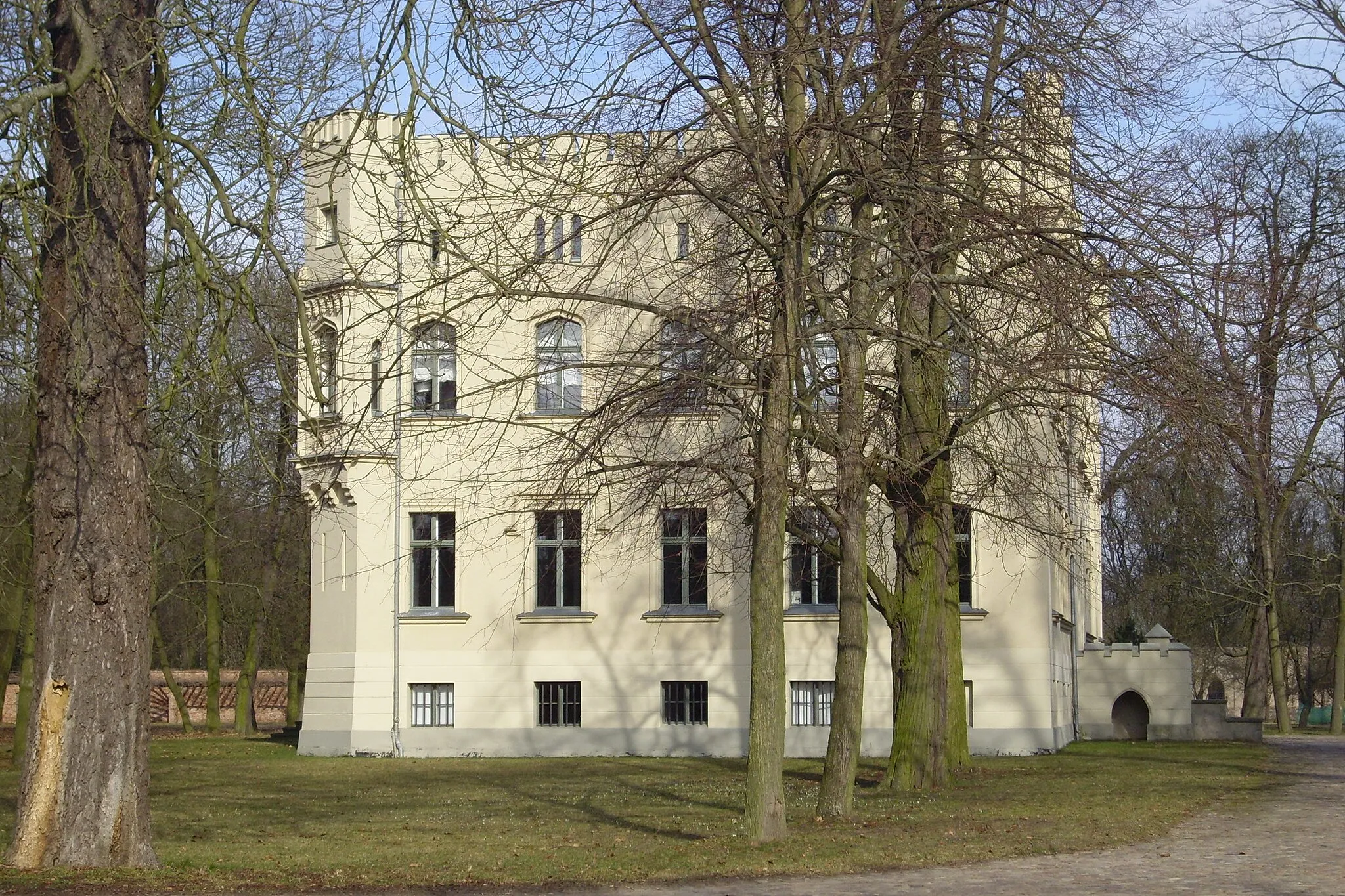 Photo showing: Trebbin, Ortsteil Märkisch Wilmersdorf in Brandenburg. Das Gutshaus entstand 1801 und wurde 1901 erweitert und im Tudorstil umgebaut. Das Haus steht unter Denkmalschutz.