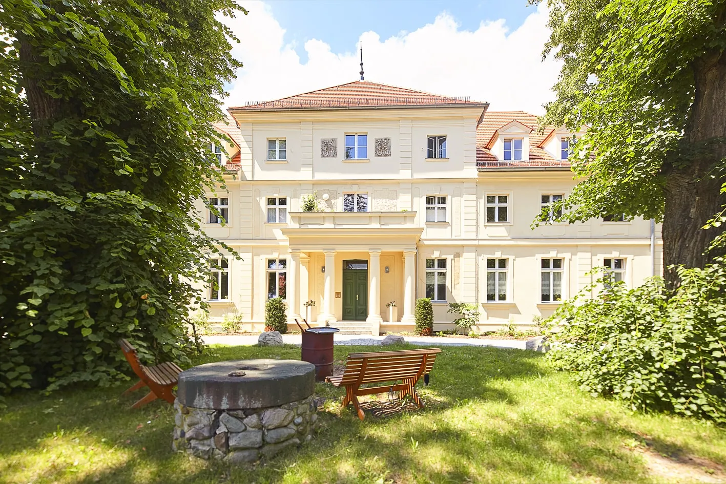 Photo showing: Manor house, built around 1800, in Löwenbruch. The village Löwenbruch is a part of the town Ludwigsfelde in the district Teltow-Fläming, state Brandenburg, Germany.