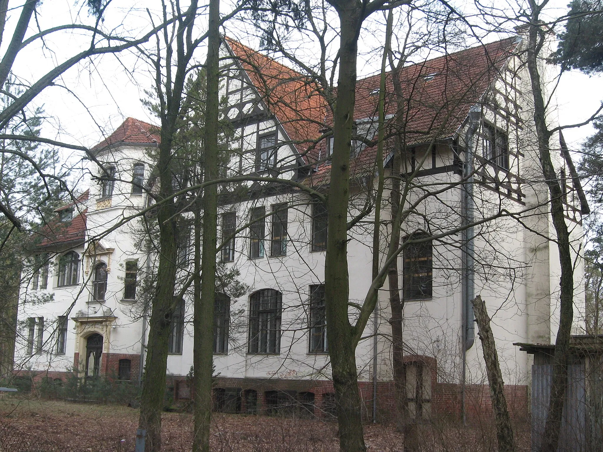 Photo showing: früheres jüdisches Genesungsheim in Lehnitz, Magnus-Hirschfeld-Straße 33; Ansicht von Westen