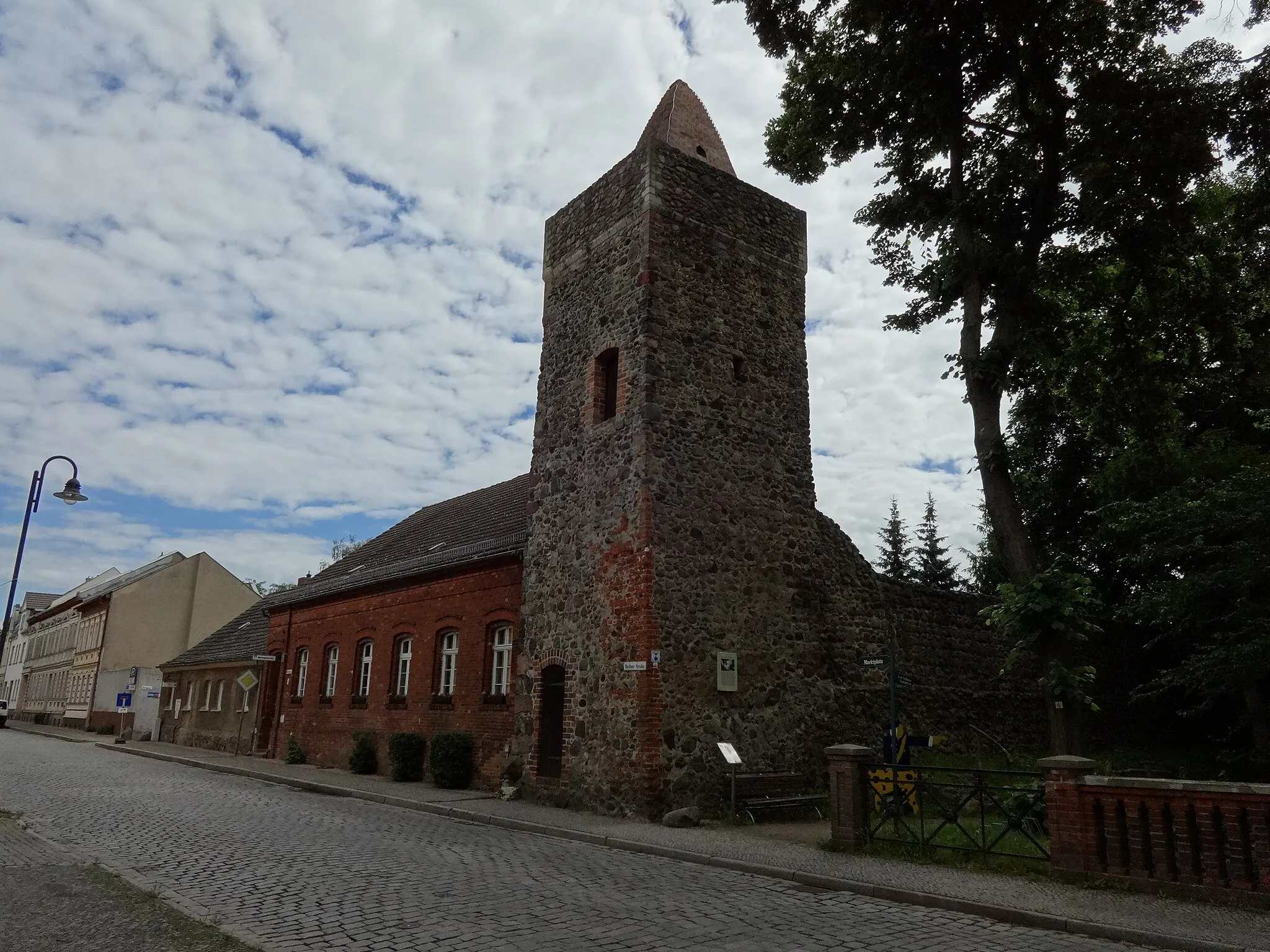 Photo showing: Berliner Torturm, Teil der mittelalterlichen Stadtbefestigung von Altlandsberg, eine Stadt im Landkreis Märkisch-Oderland, Brandenburg