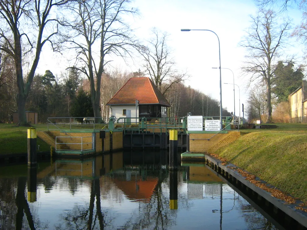 Photo showing: Der Ruppiner Kanal bei „Schleuse Hohenbruch“ (Fluss-km 7,1)