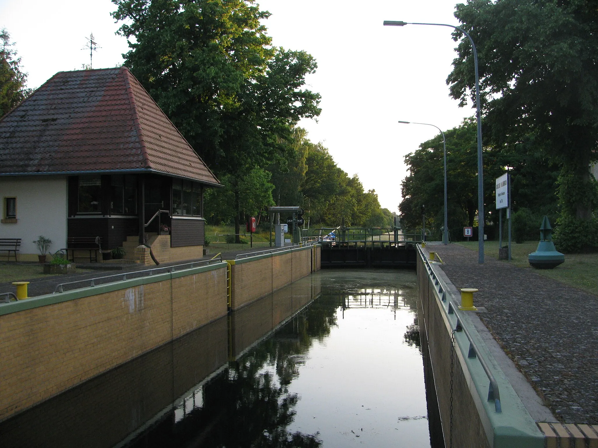 Photo showing: Die Schleuse Hohenbruch befindet sich am Kilometer 7,20 des Ruppiner Kanals südlich des Ortes Hohenbruch. Hohenbruch ist ein Ortsteil der Stadt Kremmen im Landkreis Oberhavel in Brandenburg.