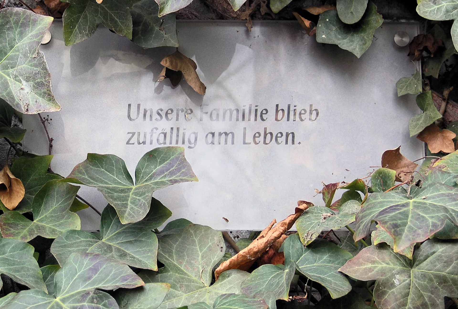 Photo showing: Memorial plaque, Hochbunker Pallasstraße, Pallasstraße 30, Berlin-Schöneberg, Deutschland