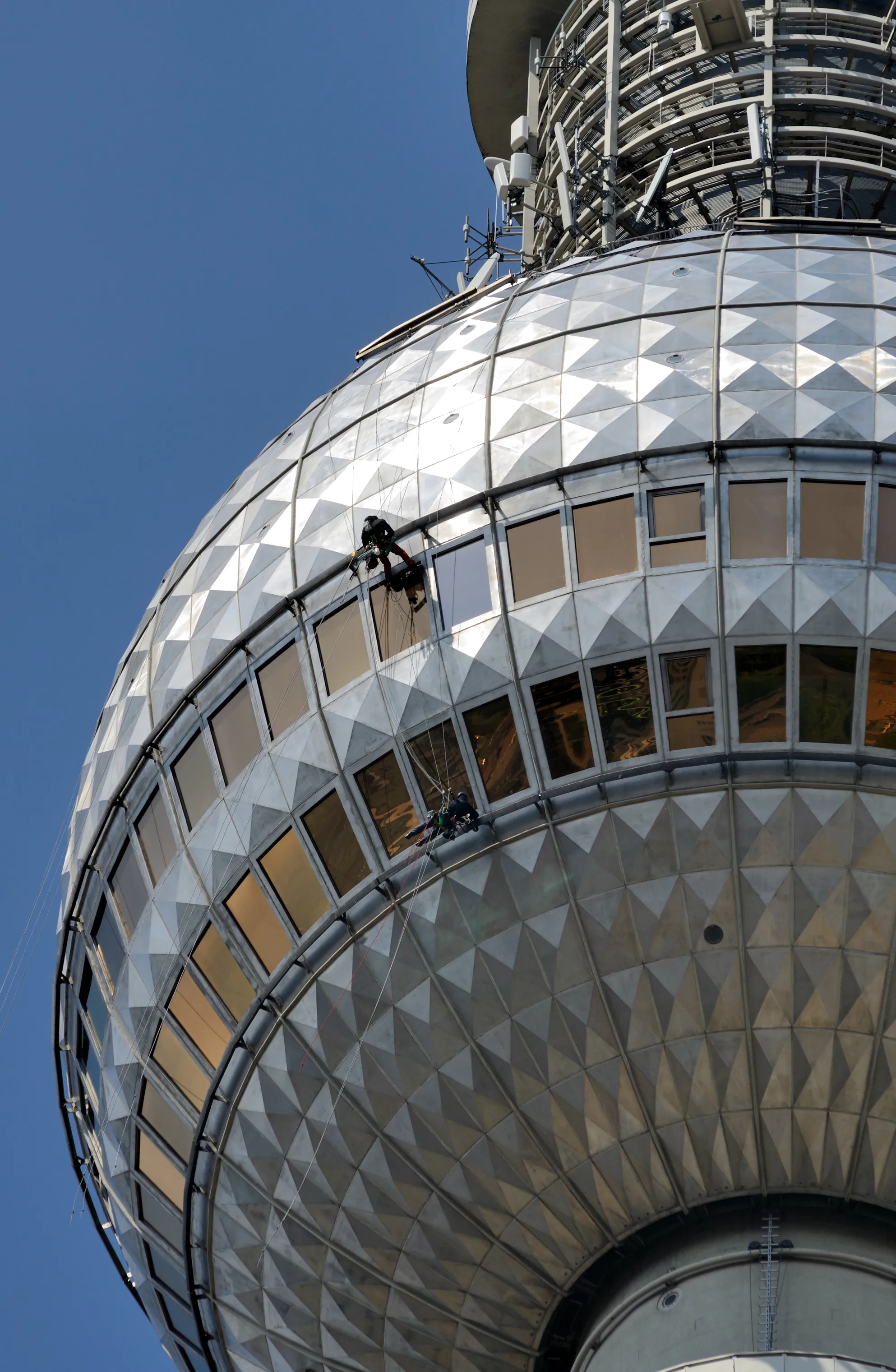 Photo showing: Berlin TV Tower: window cleaning at main pod