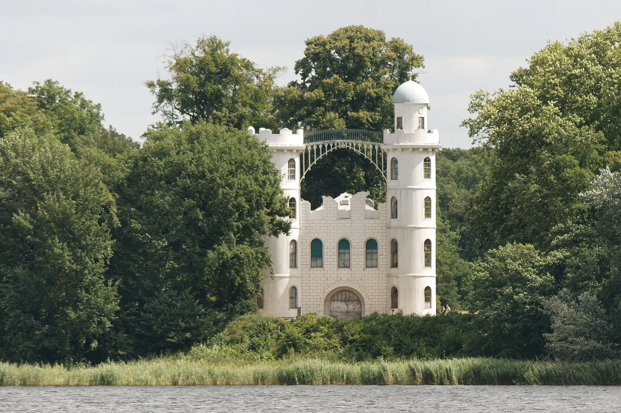 Photo showing: Schloss der Pfaueninsel in Berlin von der Havel aus gesehen.