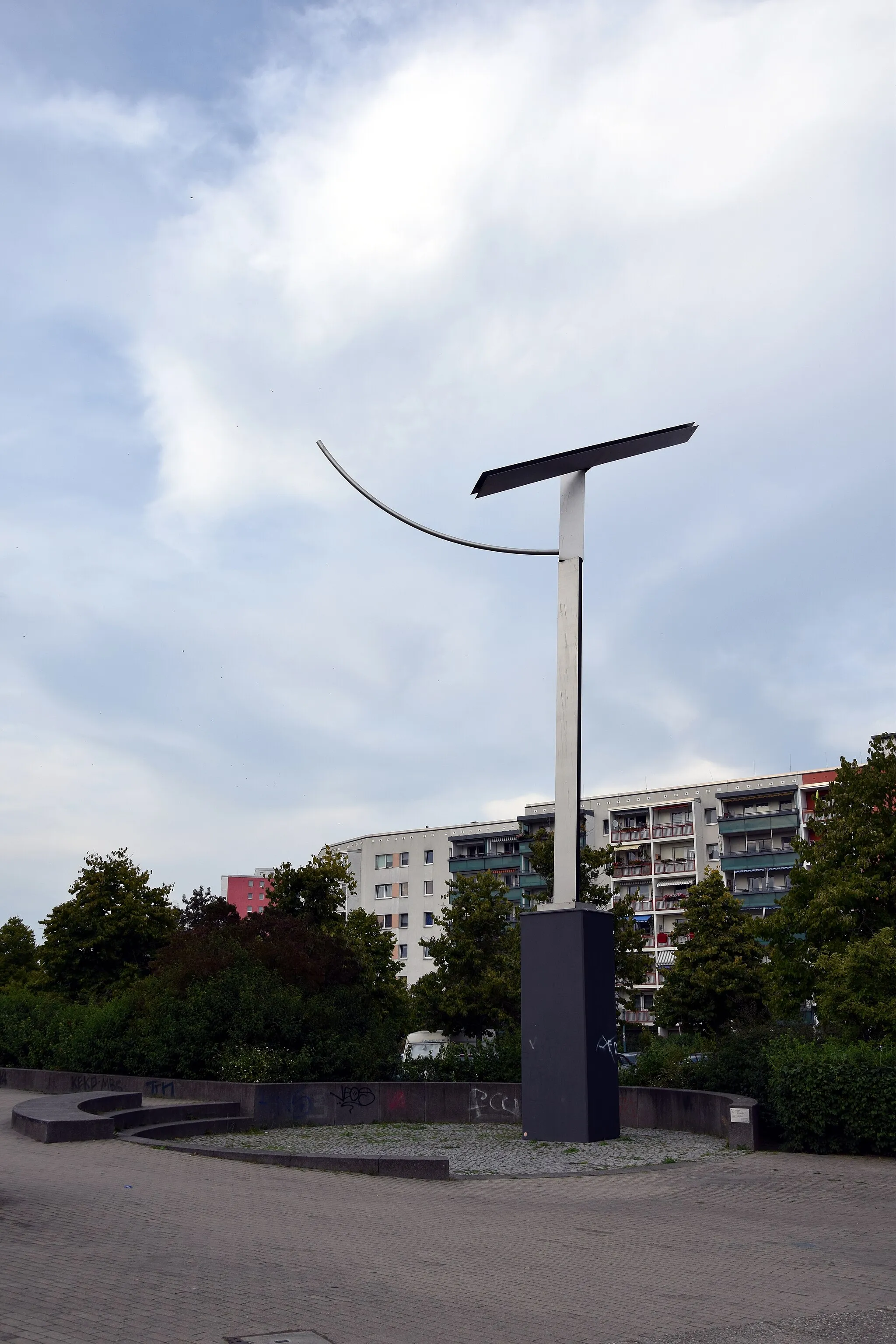 Photo showing: Wind chime 2,43° vorwärts geneigt by Rolf Lieberknecht Berlin-Hellersdorf, Germany.