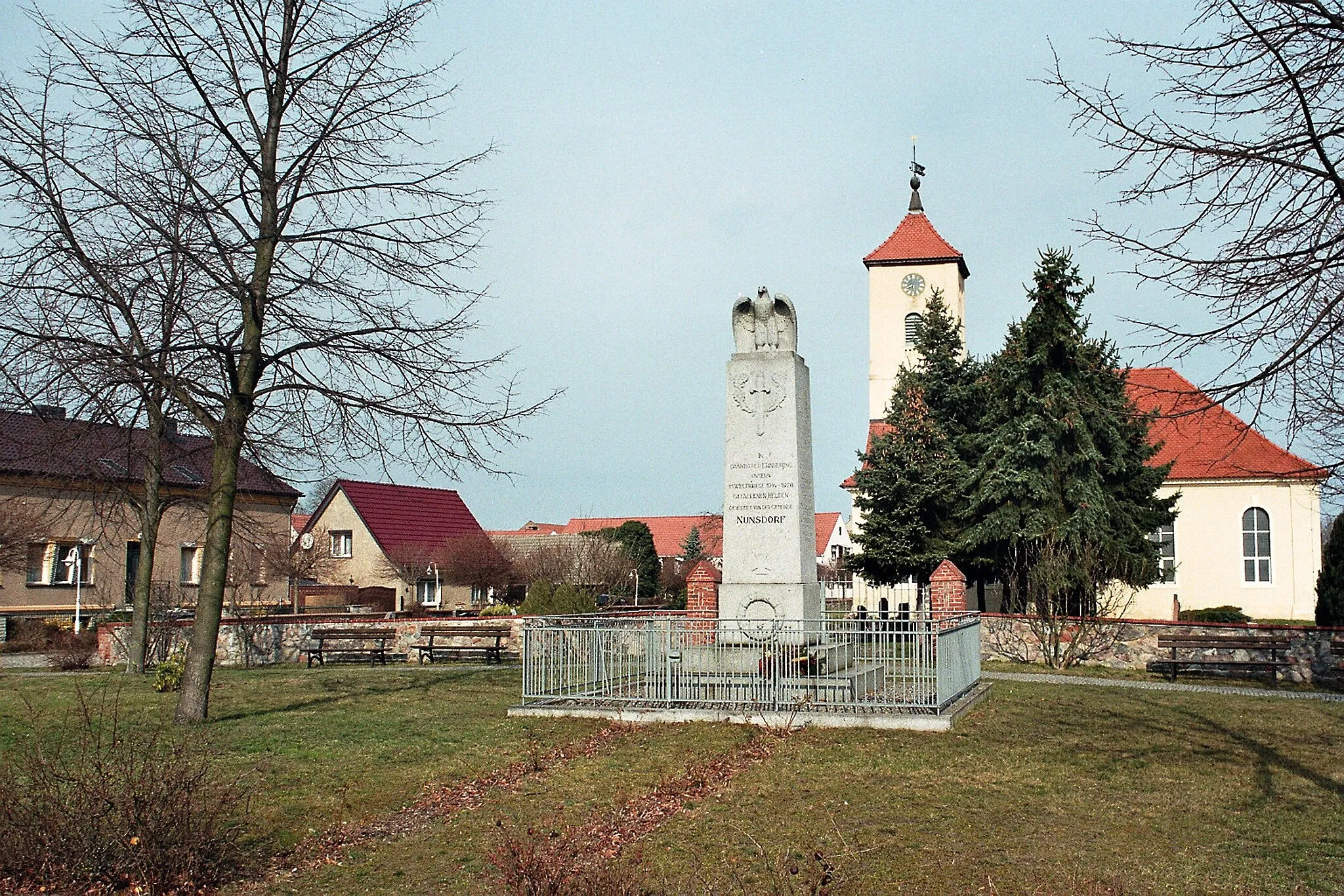 Photo showing: Nunsdorf (Zossen), war memorial and village church