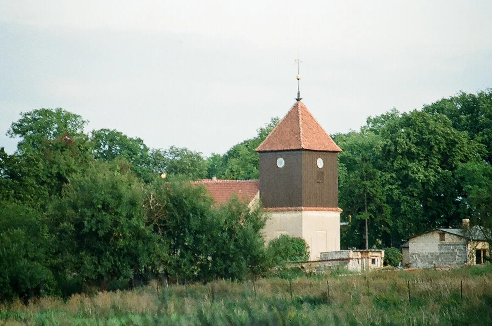 Photo showing: Village church in 1992.