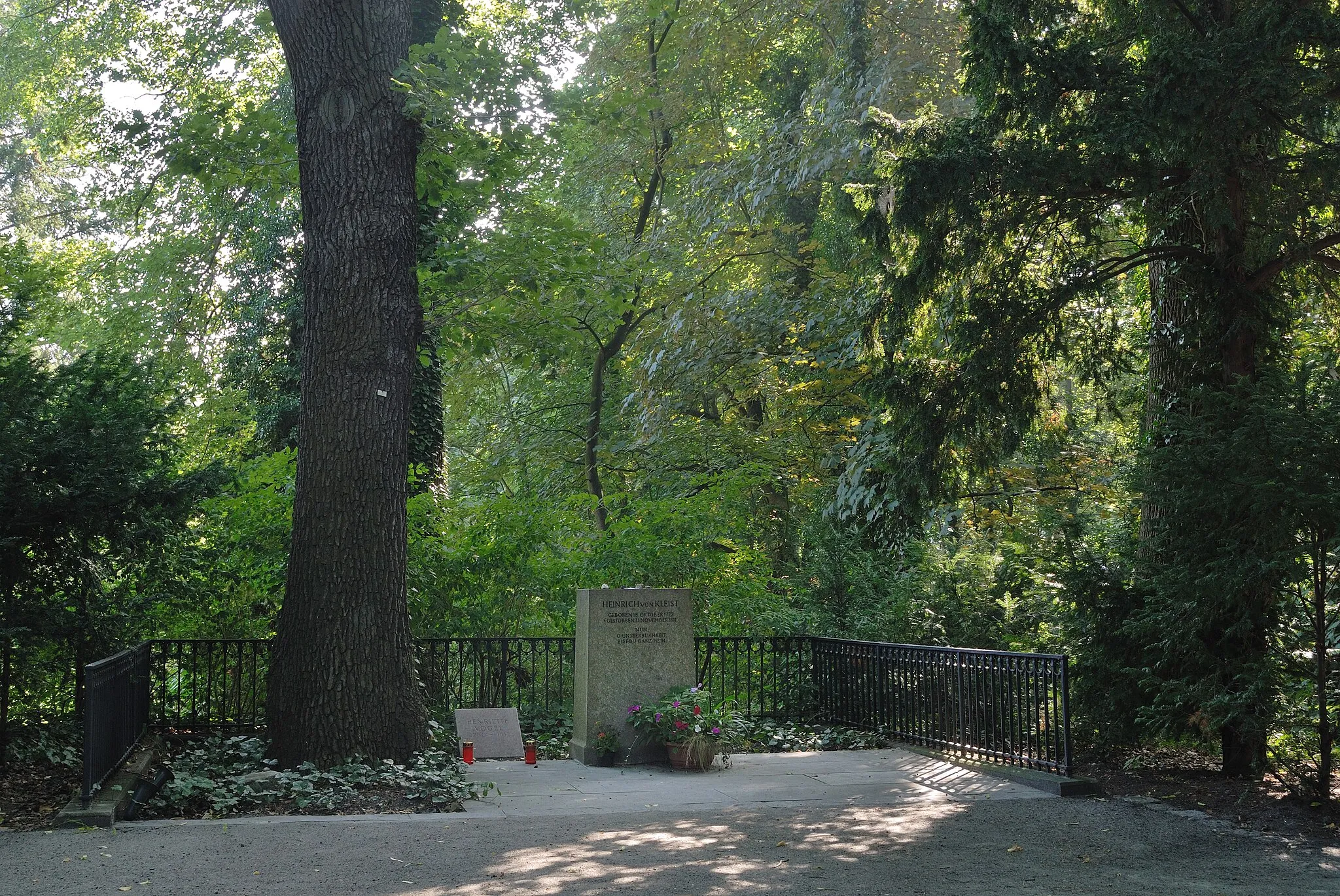 Photo showing: Overview of the grave of Heinrich von Kleist and Henriette Vogel in Berlin-Wannsee.