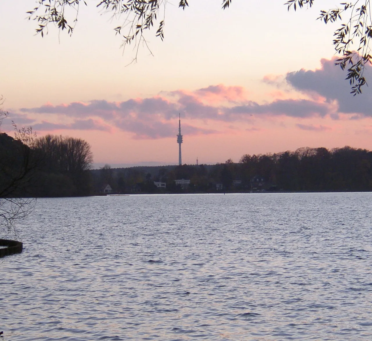 Photo showing: The Fernmeldeturm Berlin-Schäferberg viewed from Große Steinlanke