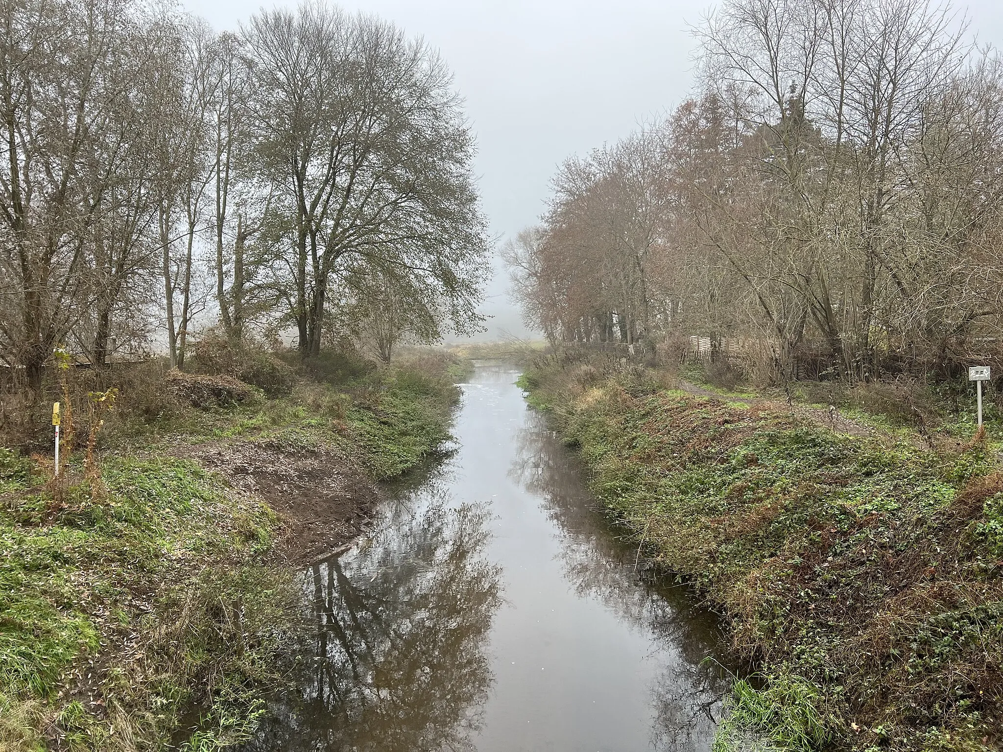 Photo showing: Blick von der Mühlenstraße in Hoppegarten auf das Neuenhagener Mühlenfließ