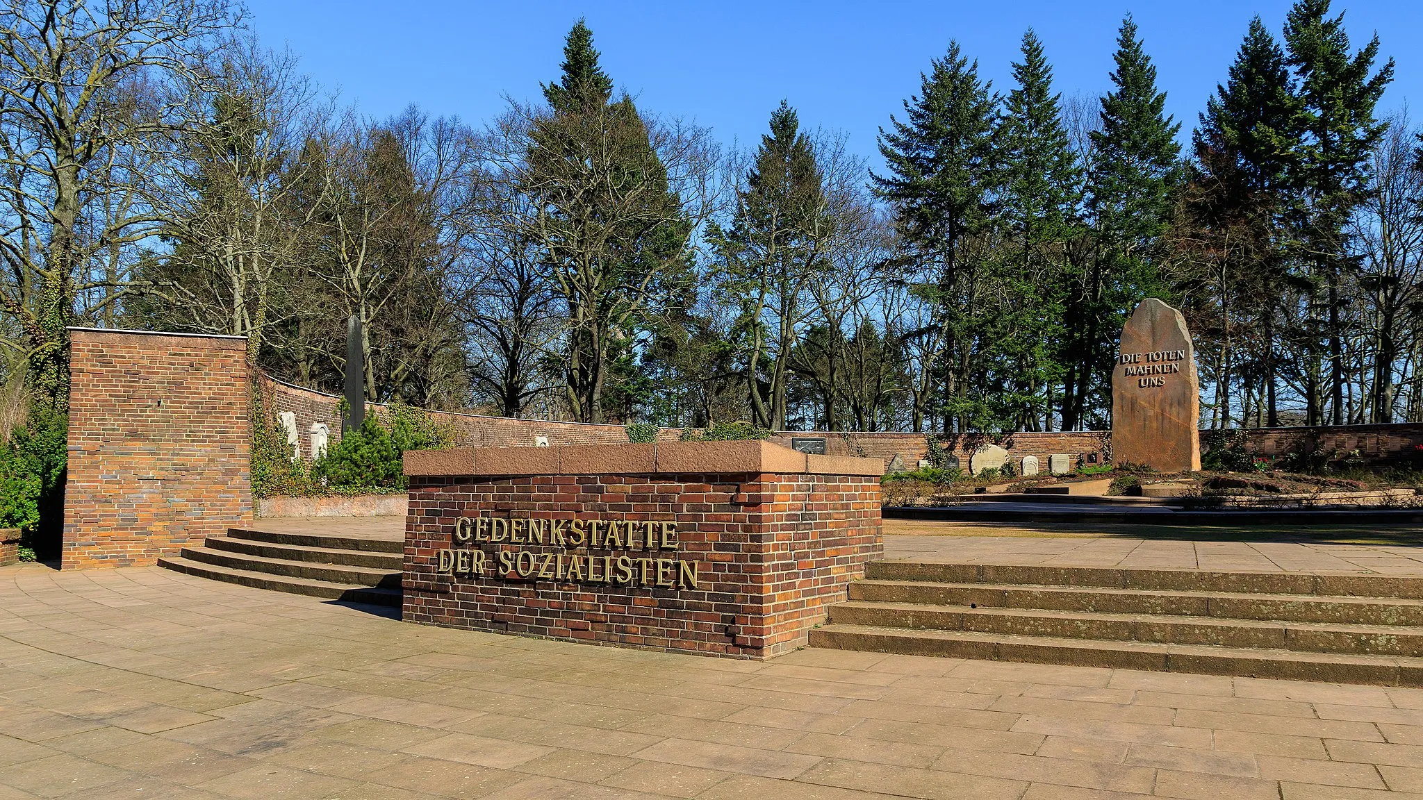 Photo showing: Zentralfriedhof Friedrichsfelde, Berlin-Lichtenberg. Gedenkstätte der Sozialisten, Mahnmal.