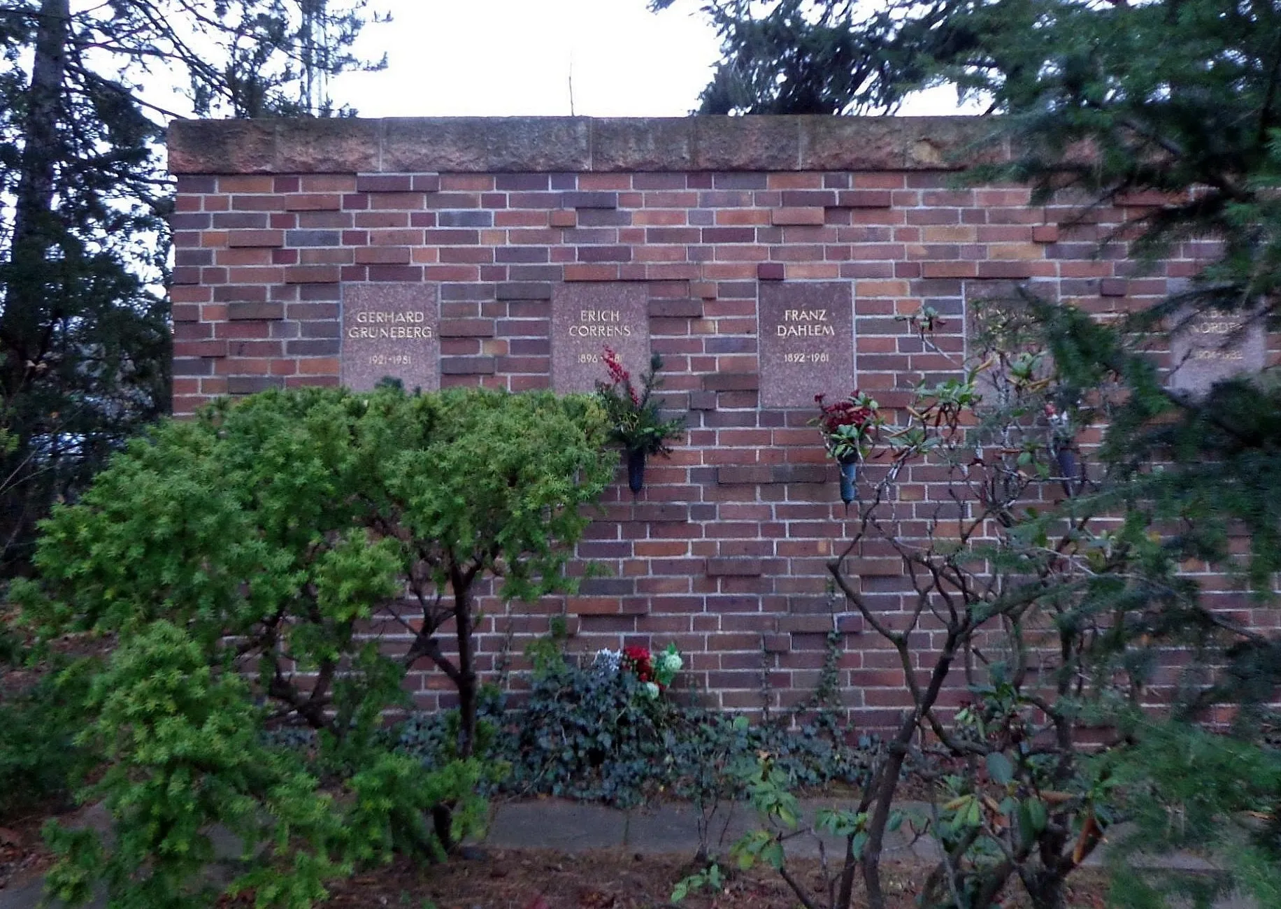 Photo showing: Berlin Friedrichsfelde Zentralfriedhof, Gedenkstätte der Sozialisten (Urnenwand-Erweiterung 1), linke Seite