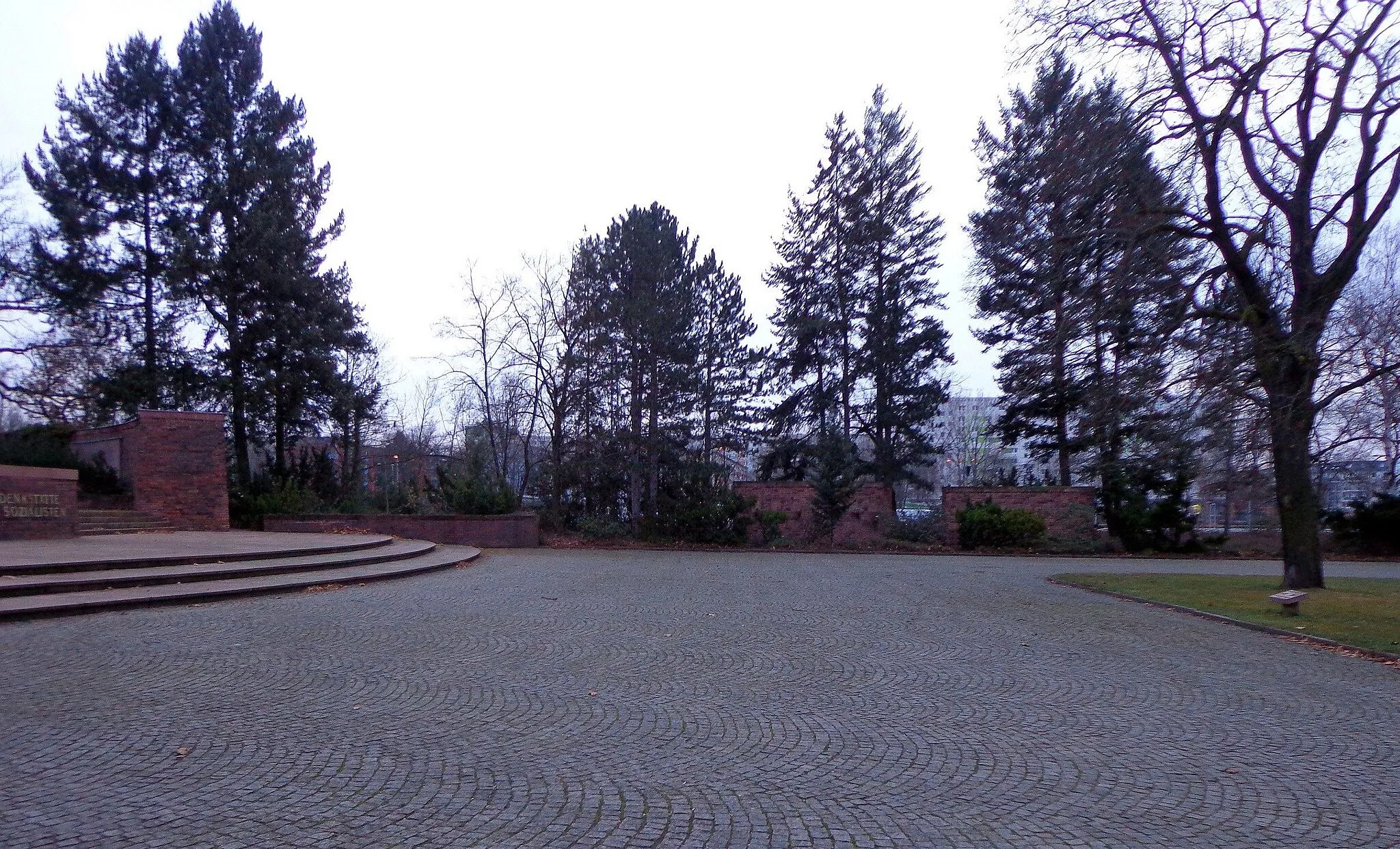 Photo showing: Berlin Friedrichsfelde Zentralfriedhof, Gedenkstätte der Sozialisten (Urnenwand-Erweiterungen 1 und 2)