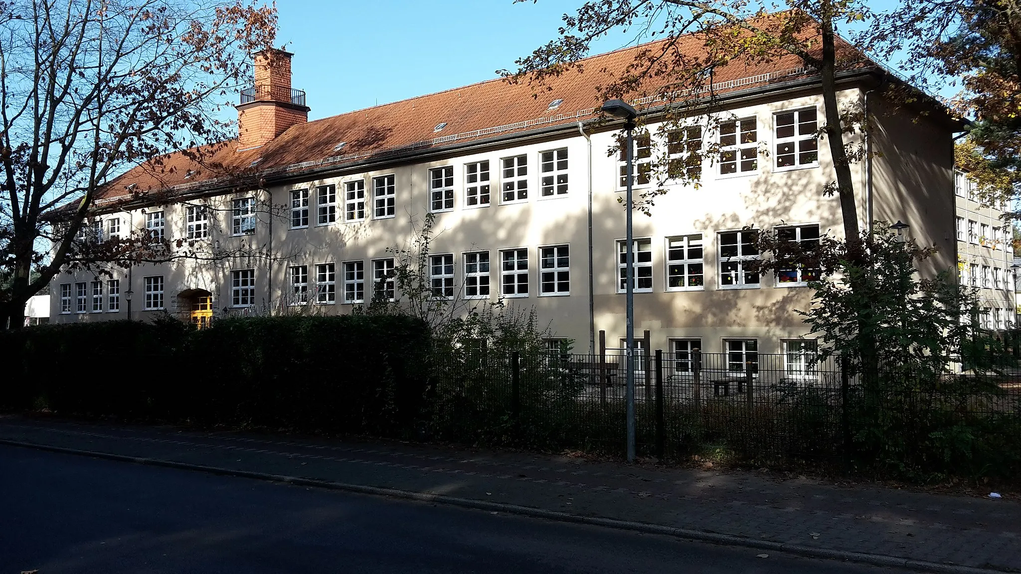 Photo showing: Grundschule mit Hort
Schulgebäude in Borgsdorf, 02.11.2014